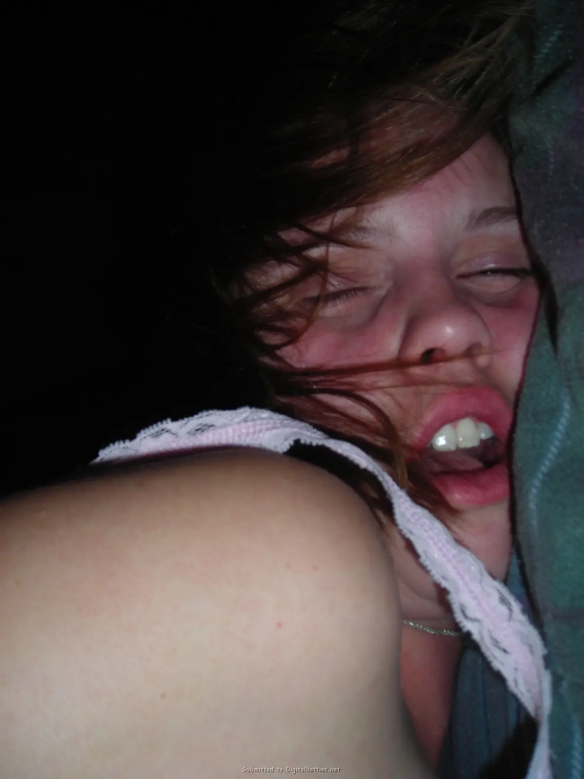 Amateur Babe Enthusiastically Gives Blowjob to Lucky Guy