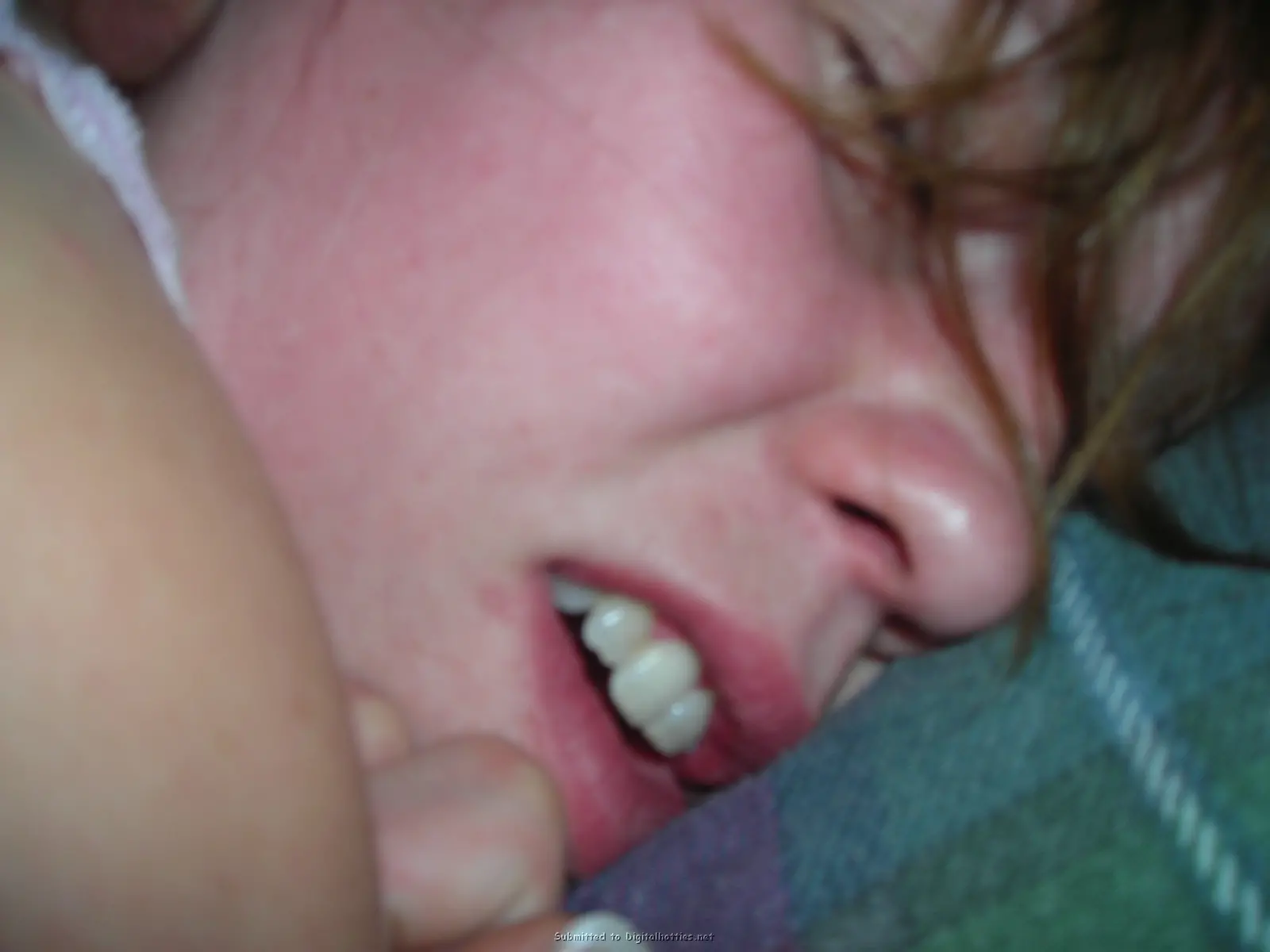 Amateur Babe Enthusiastically Gives Blowjob to Lucky Guy