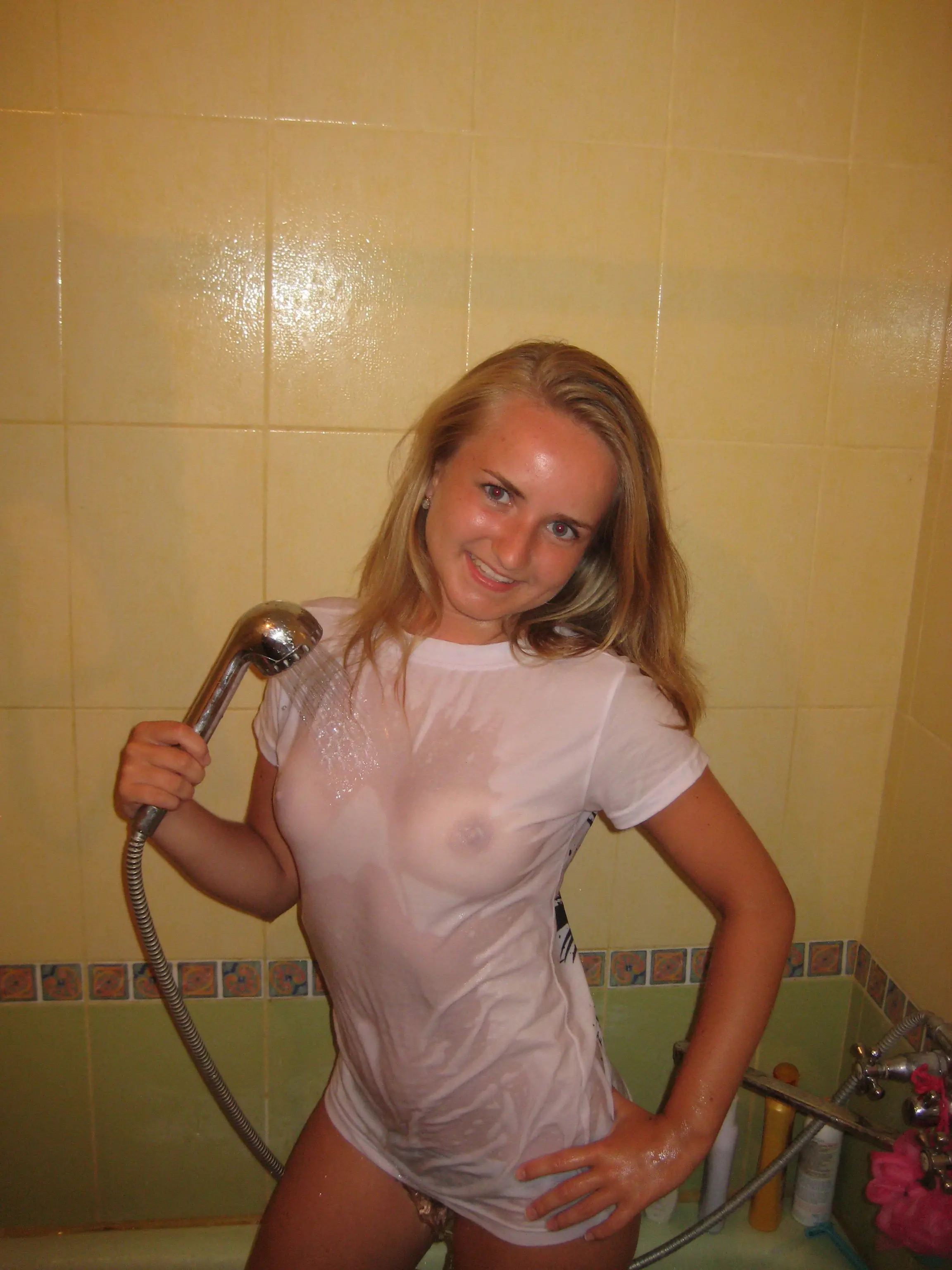Hot Girls in Wet T-Shirts: Amateur Photo Collection
