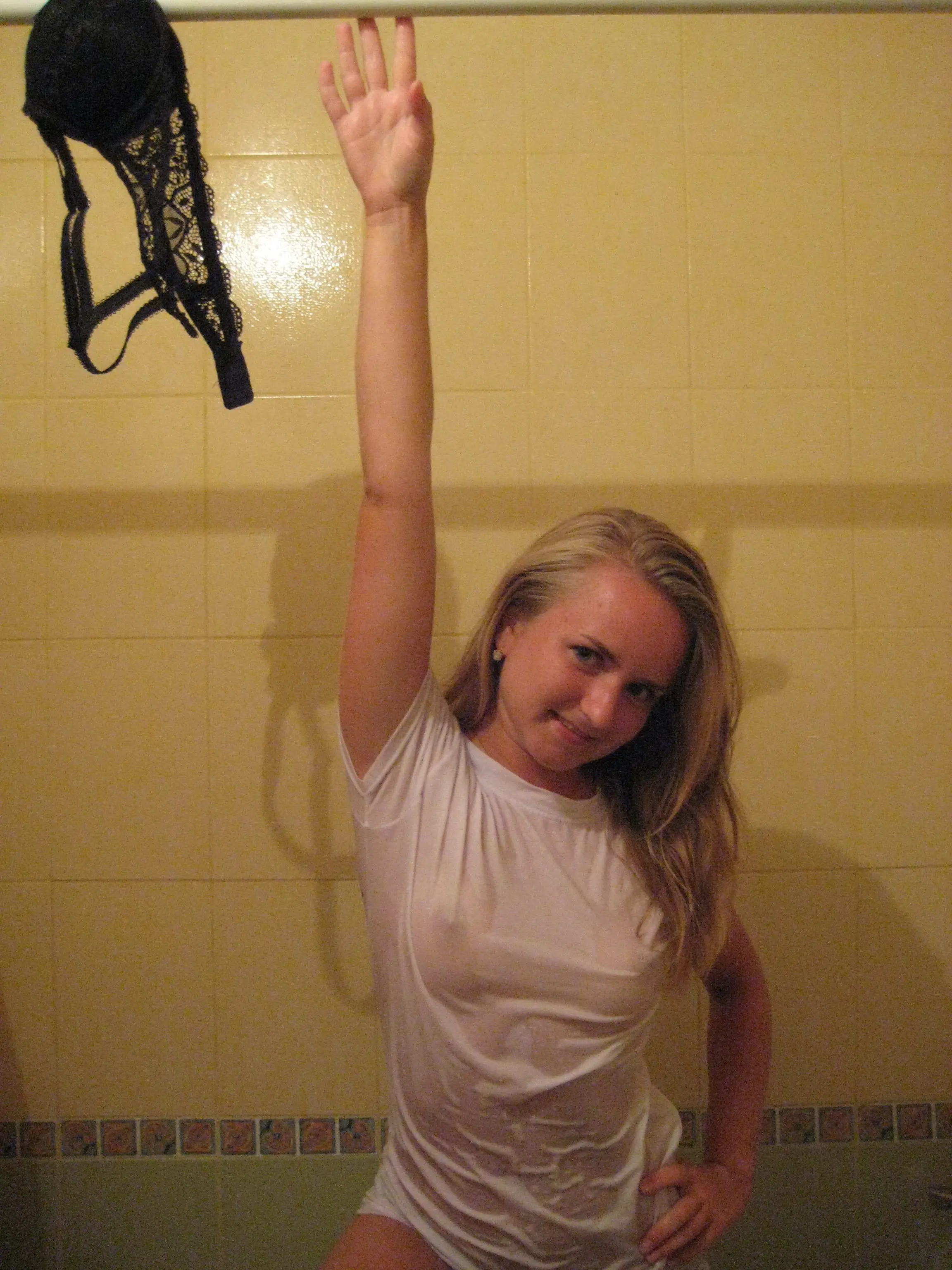 Hot Girls in Wet T-Shirts: Amateur Photo Collection