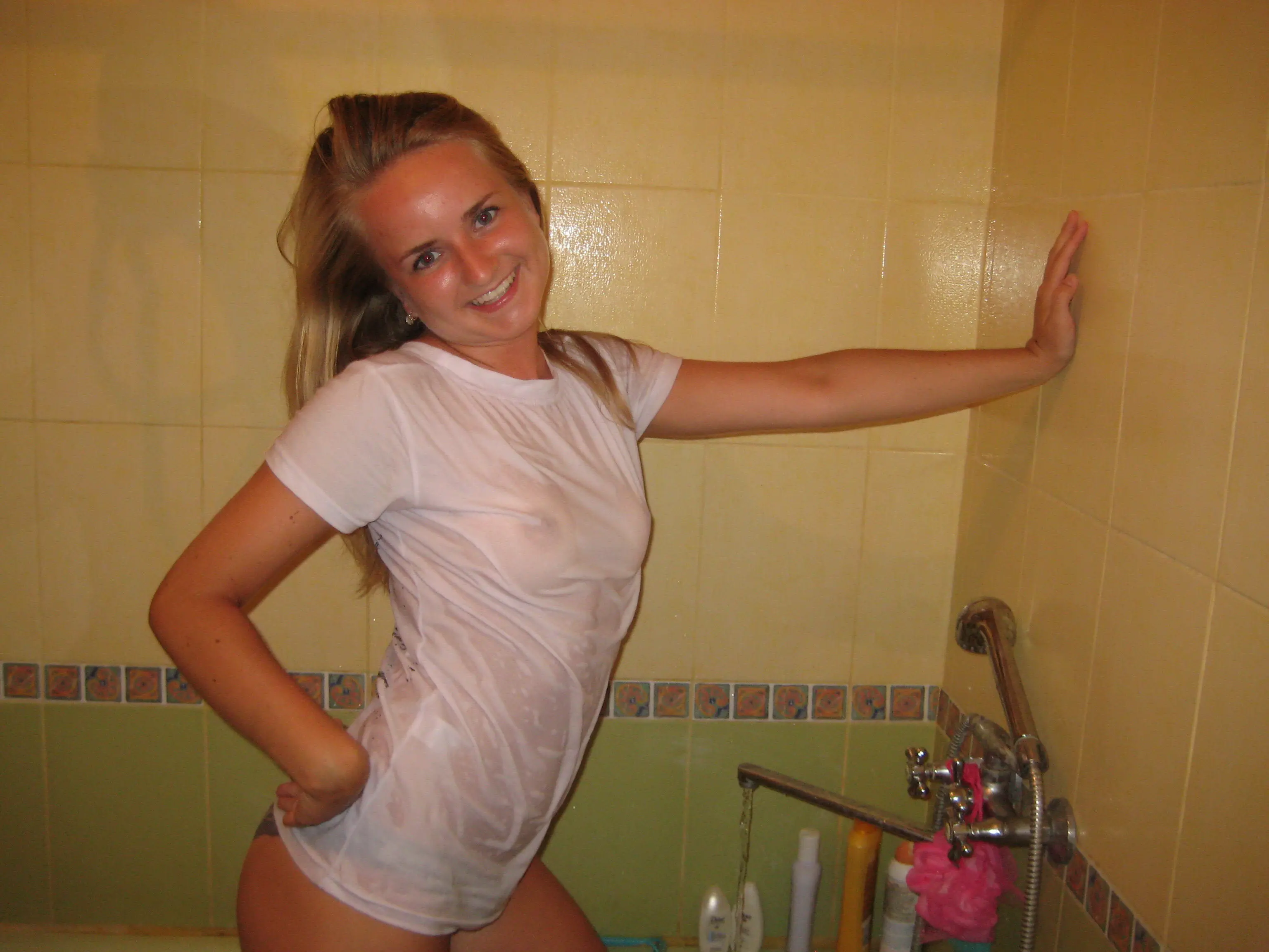 Hot Girls in Wet T-Shirts: Amateur Photo Collection