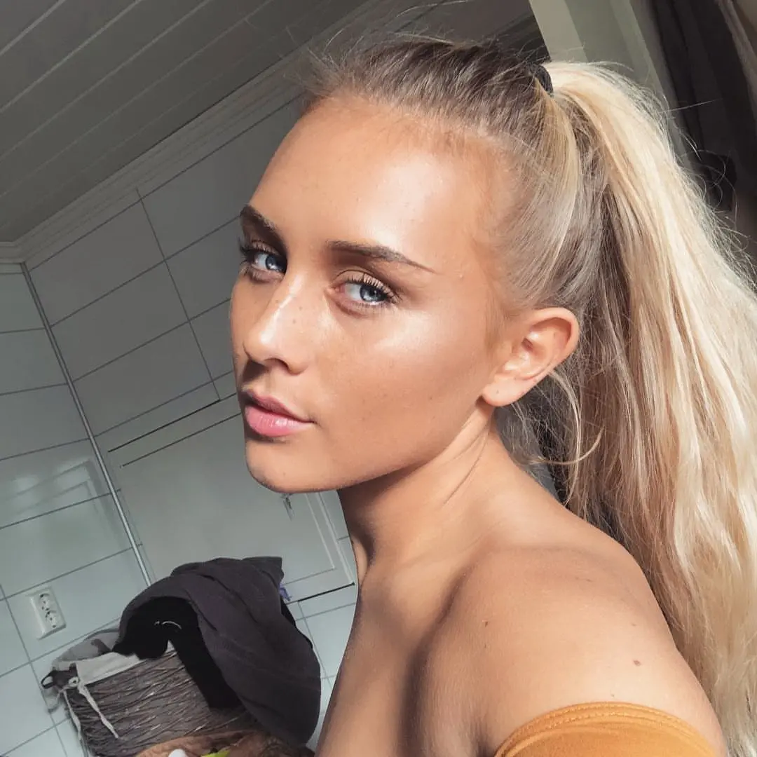 Fitness Girl Flaunts Big Booty in Revealing Pose