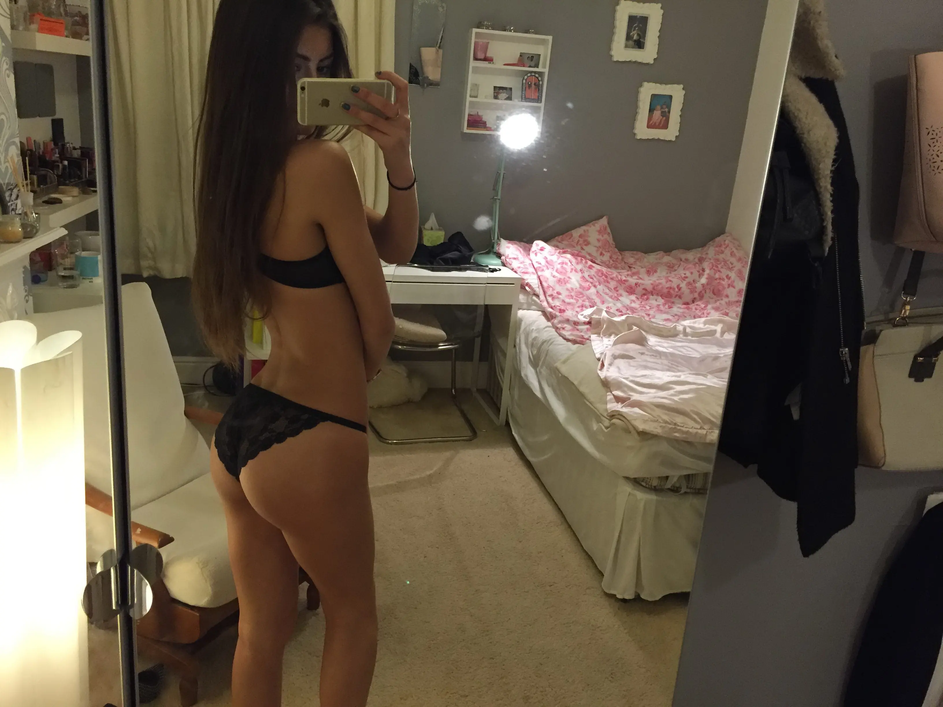 Hot babe with amazing ass gets fucked doggy style in amateur porn