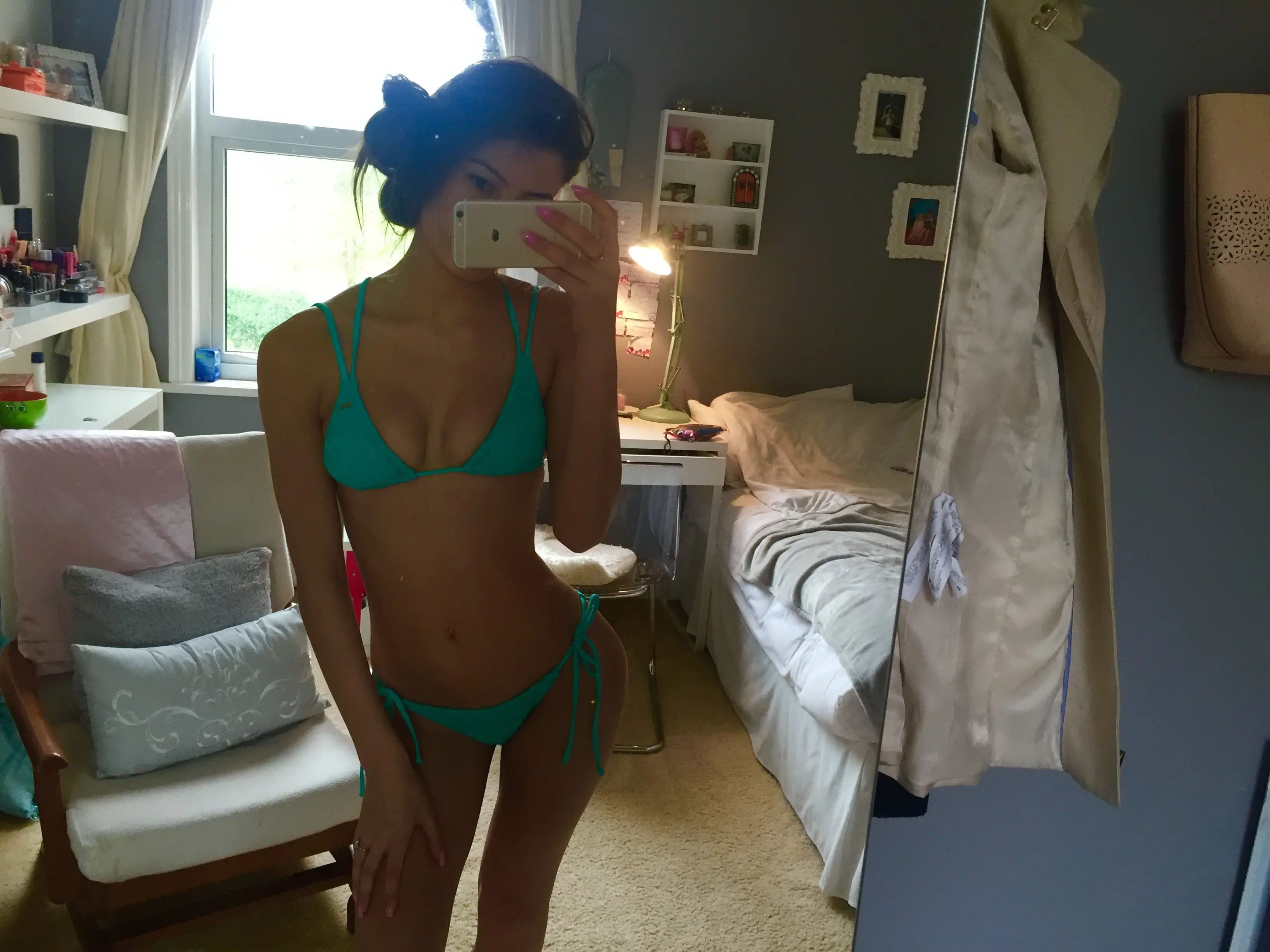 Hot babe with amazing ass gets fucked doggy style in amateur porn