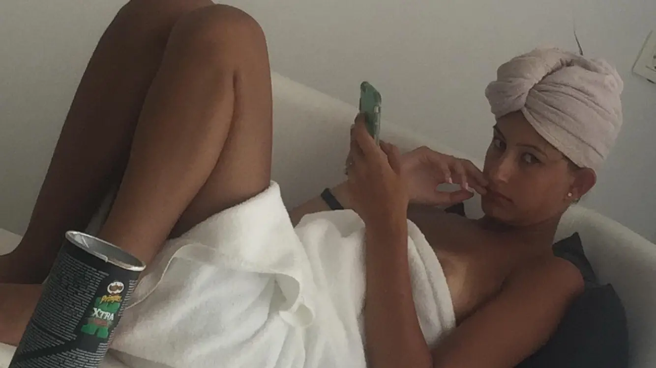 Hot babe with amazing ass gets fucked doggy style in amateur porn