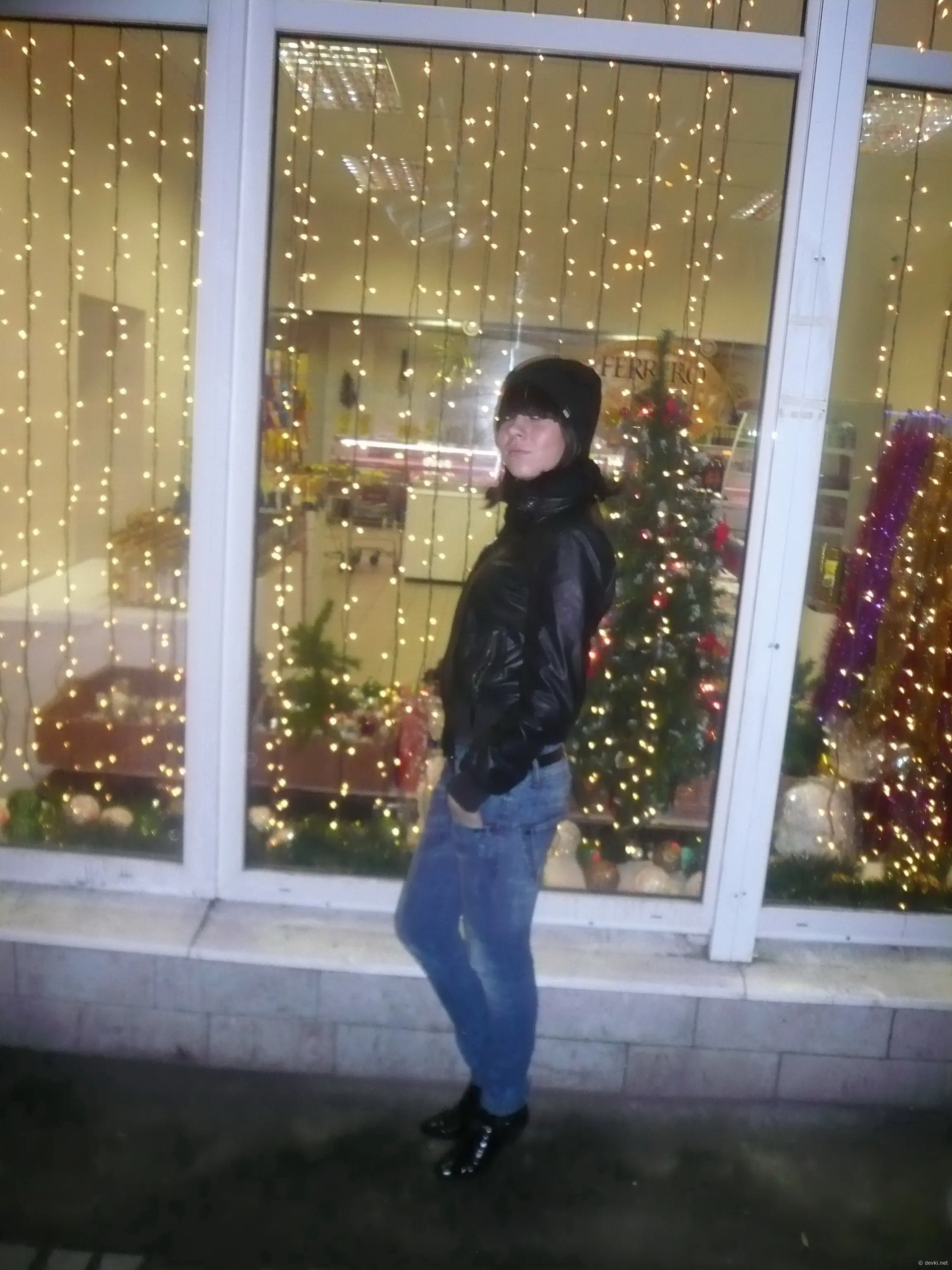 Chocolate-covered babe gives blowjob in amateur porn pic