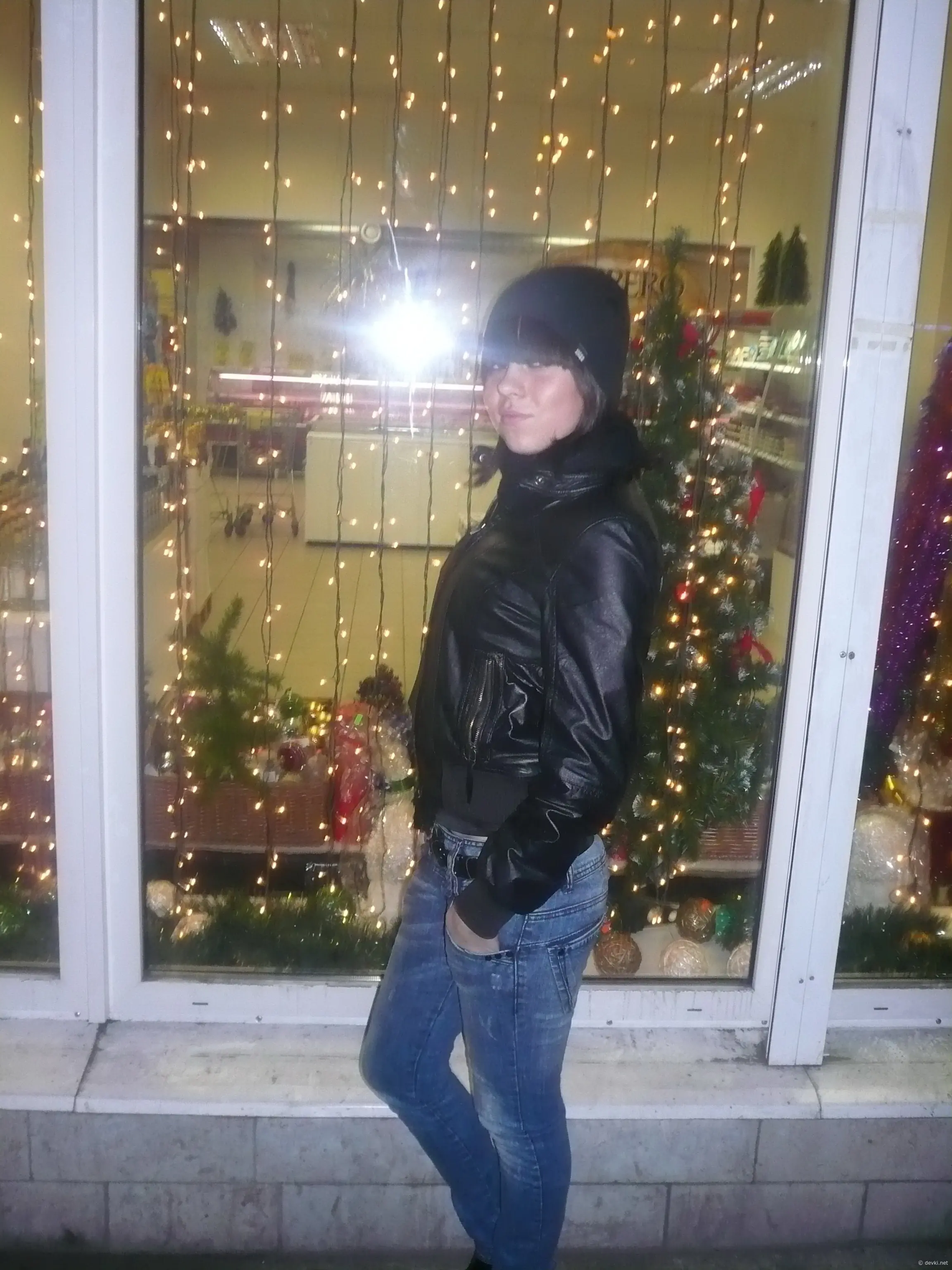 Chocolate-covered babe gives blowjob in amateur porn pic