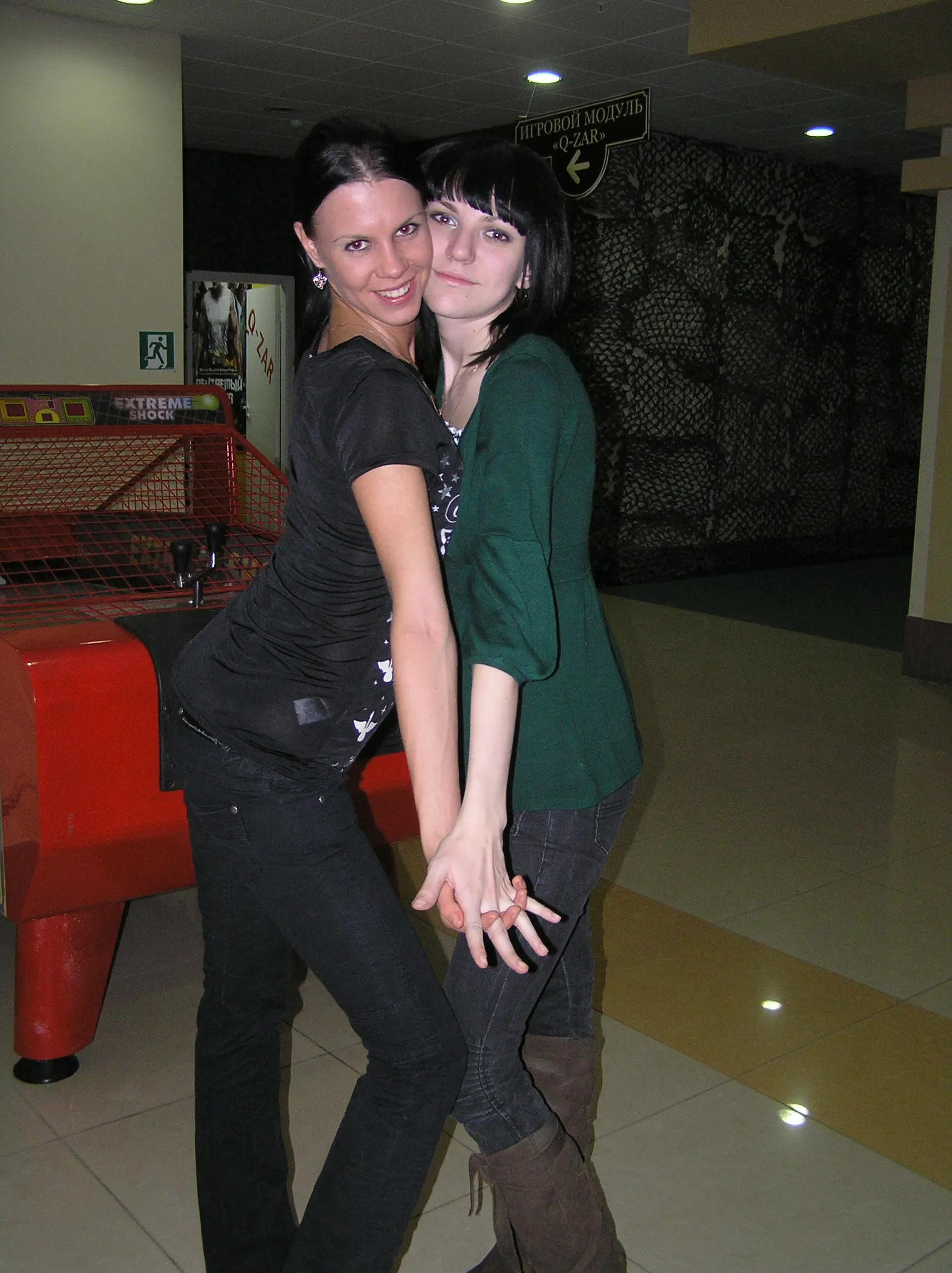 Girl invites friend for threesome blowjob with lucky guy