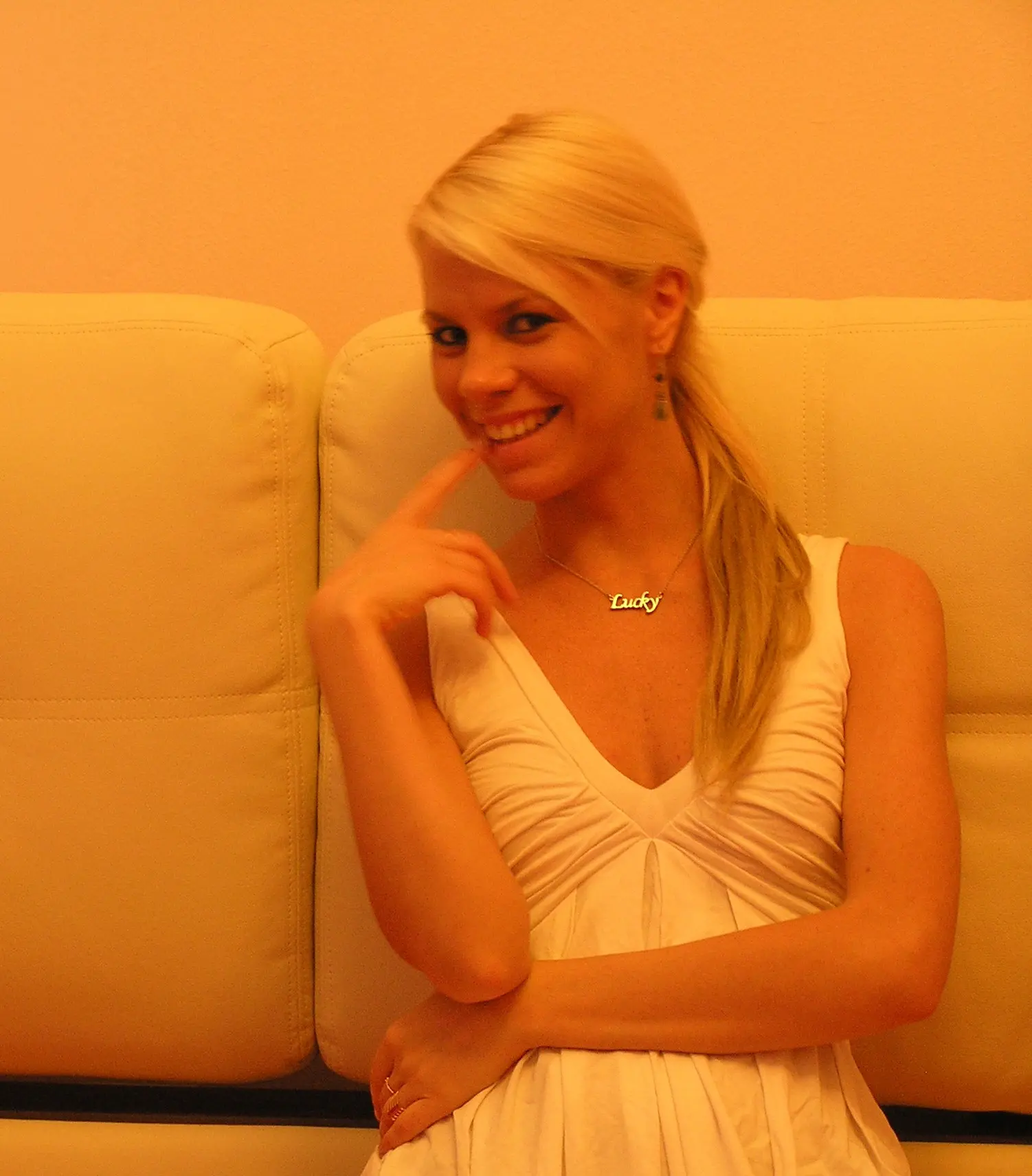 Girl invites friend for threesome blowjob with lucky guy