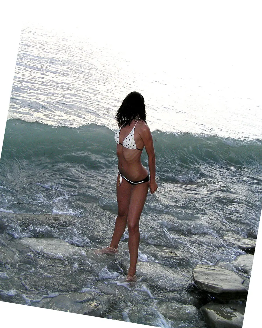 Girl invites friend for threesome blowjob with lucky guy