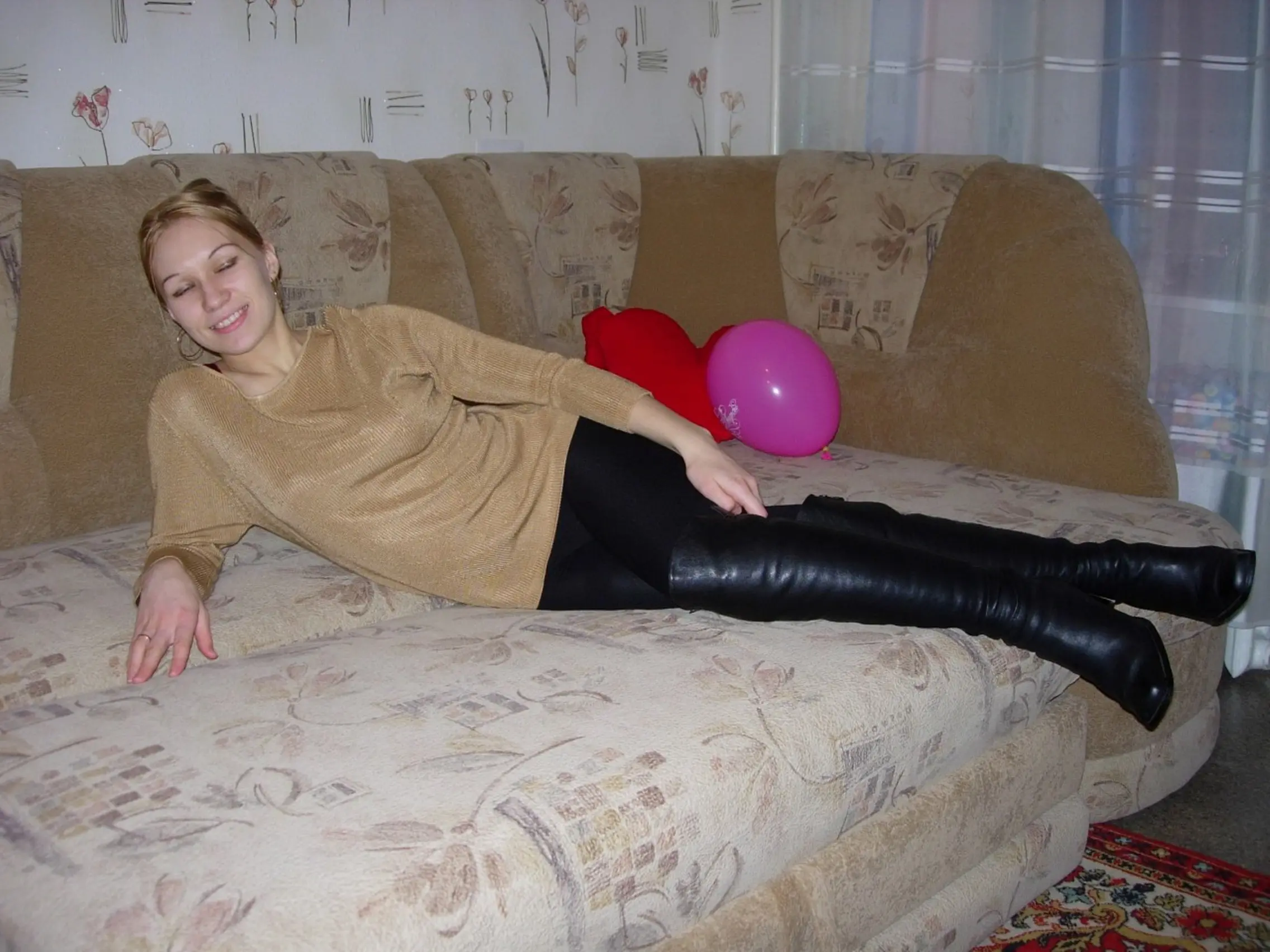 Excited Chick in Stockings Gives Blowjob and Fucks Guy - Amateur Porn