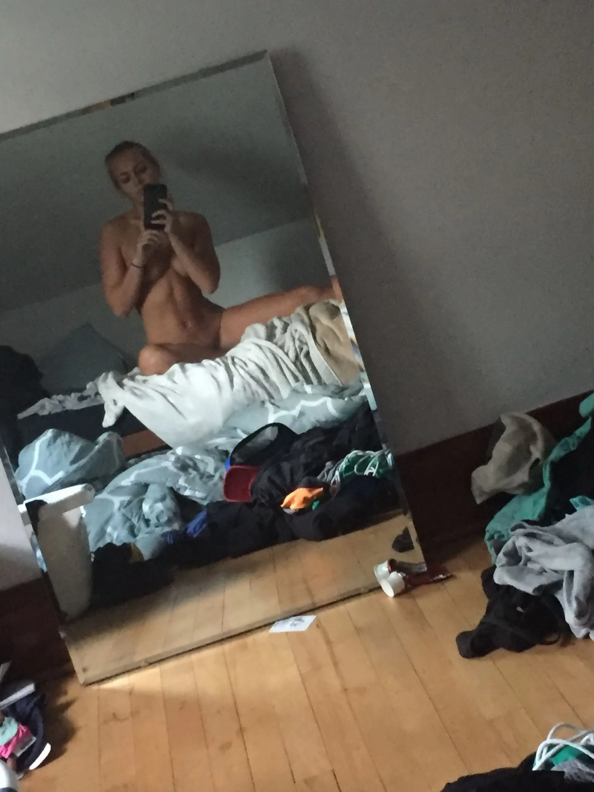 Explicit Nude Photos of Athletic Blonde Amateur - Uncensored XXX Pics
