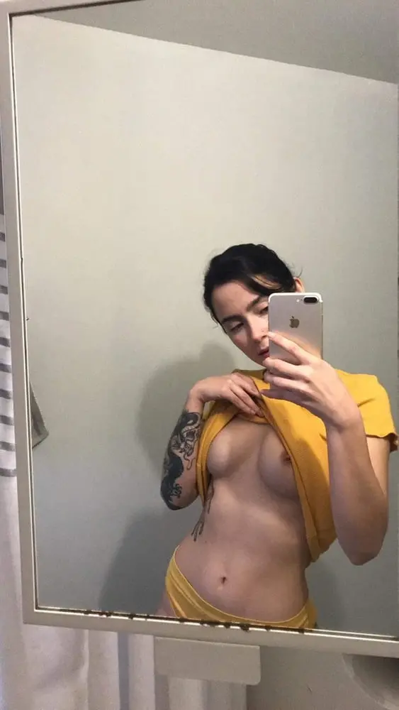 Sultry Stories: Babe Gives Blowjob - Amateur Porn Photo