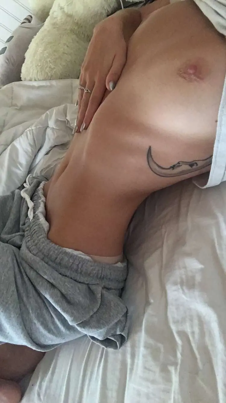 Seductive Amateur Photos of Cute Girl - Explicit Erotic Pictures