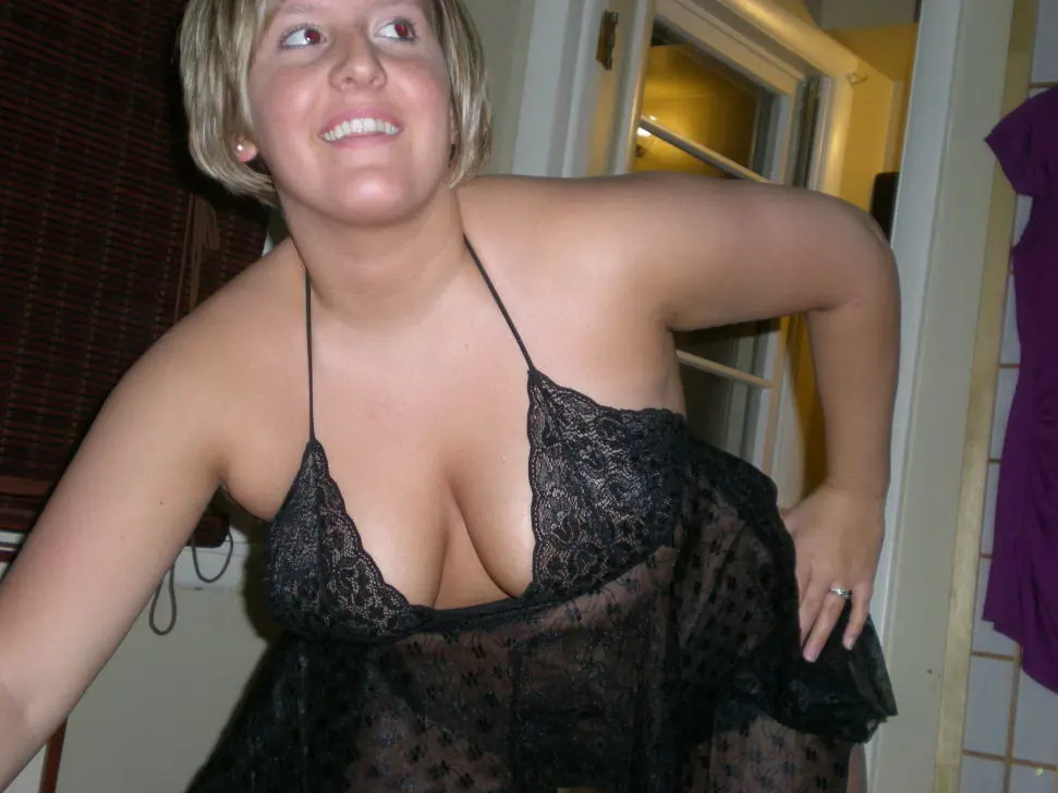 Exclusive Porn: Naked, Stripped, and Wet Beauty!