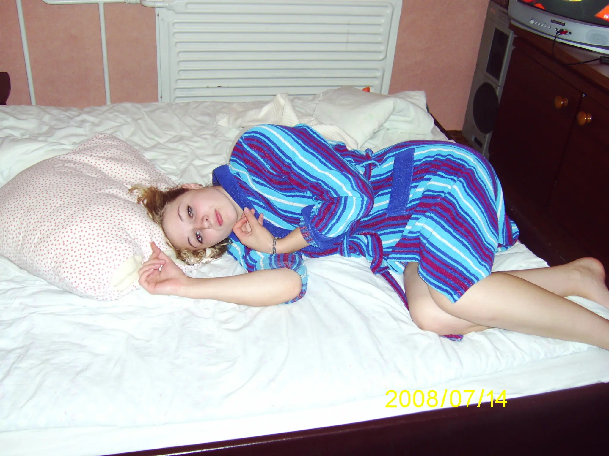 Hot and Horny Amateur Girl Takes Hard Cock in Wet Pussy