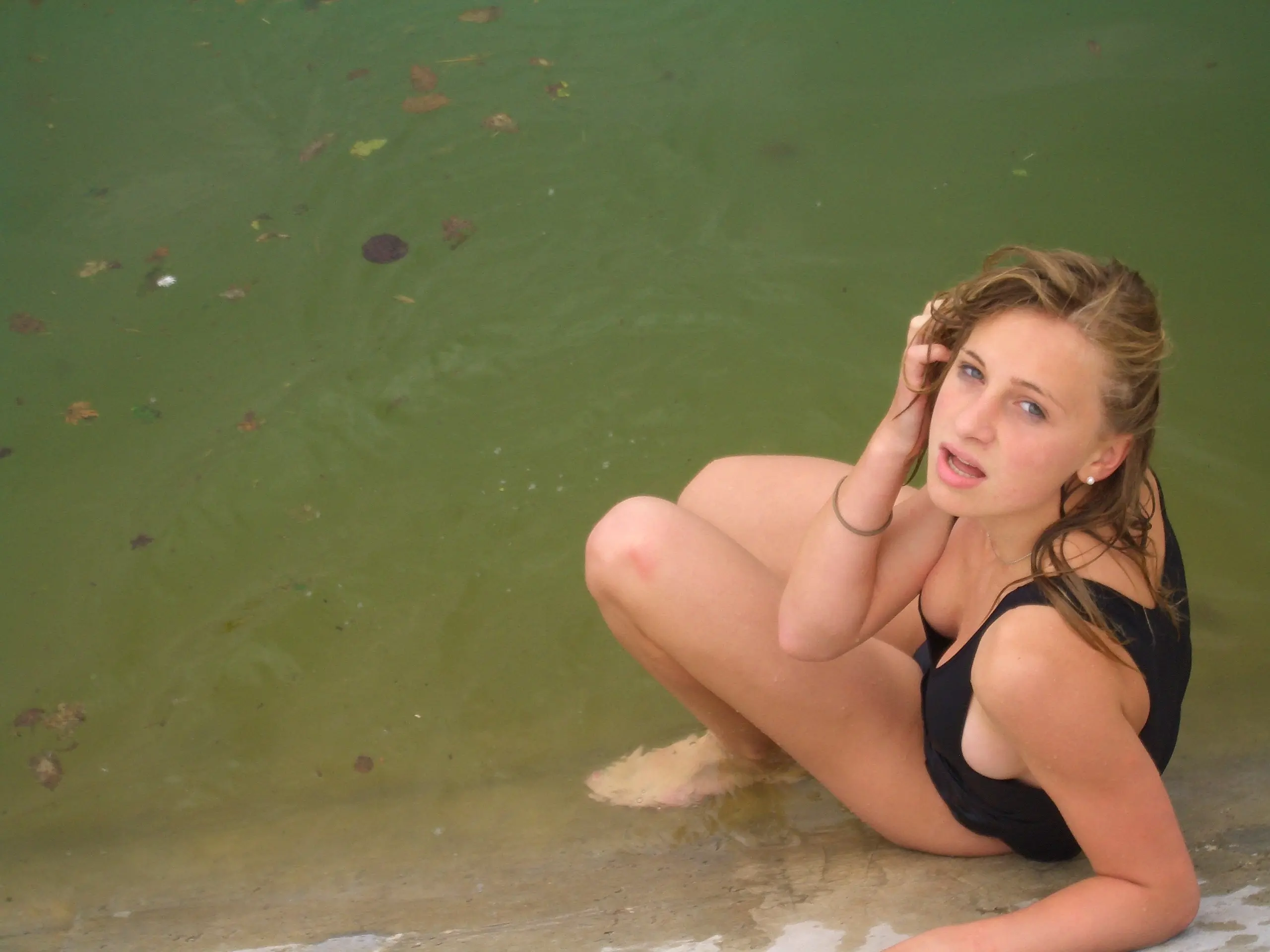 Amateur Teases by Showing Her Tits: Explicit and Seductive Photos
