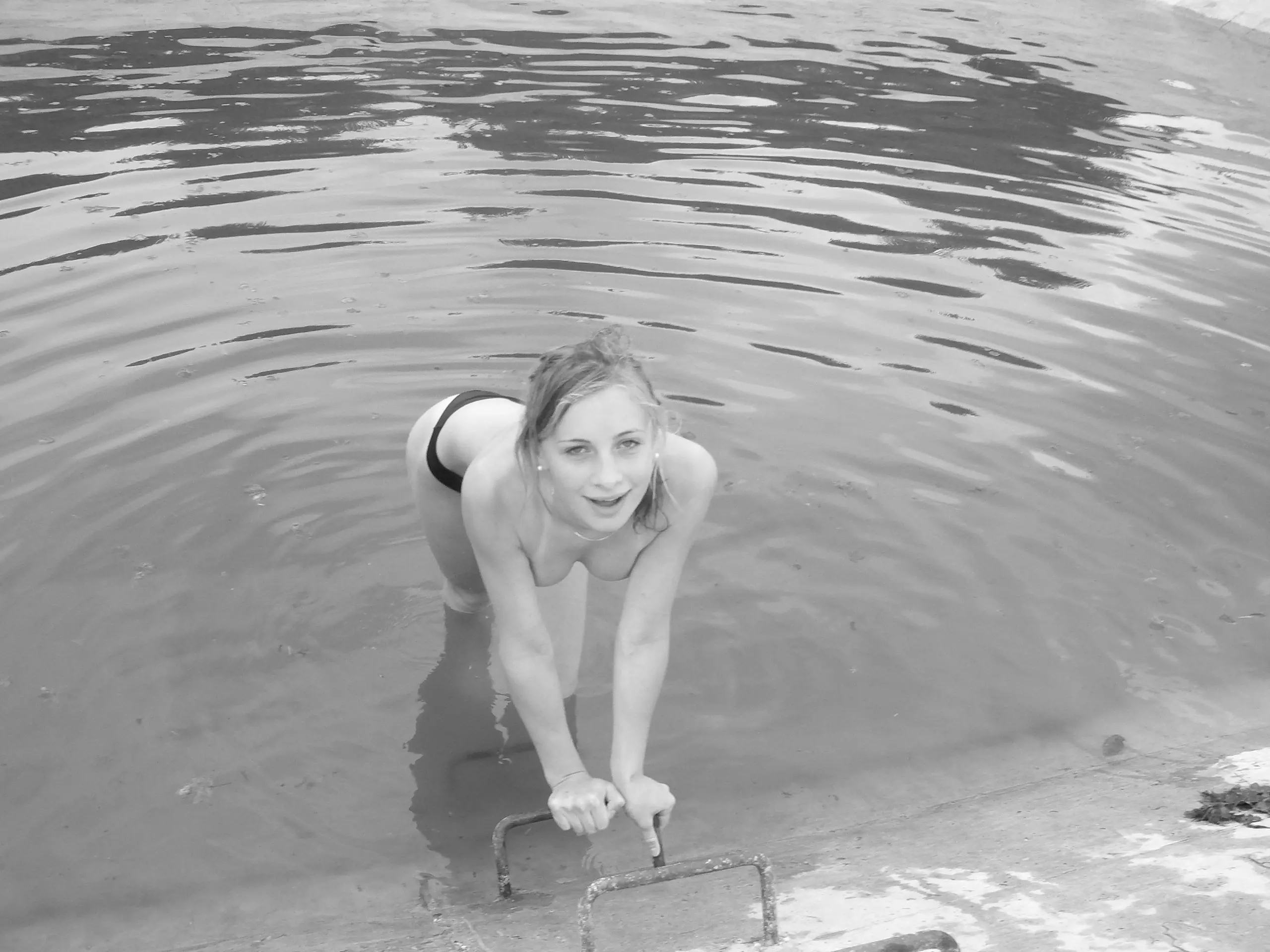 Amateur Teases by Showing Her Tits: Explicit and Seductive Photos