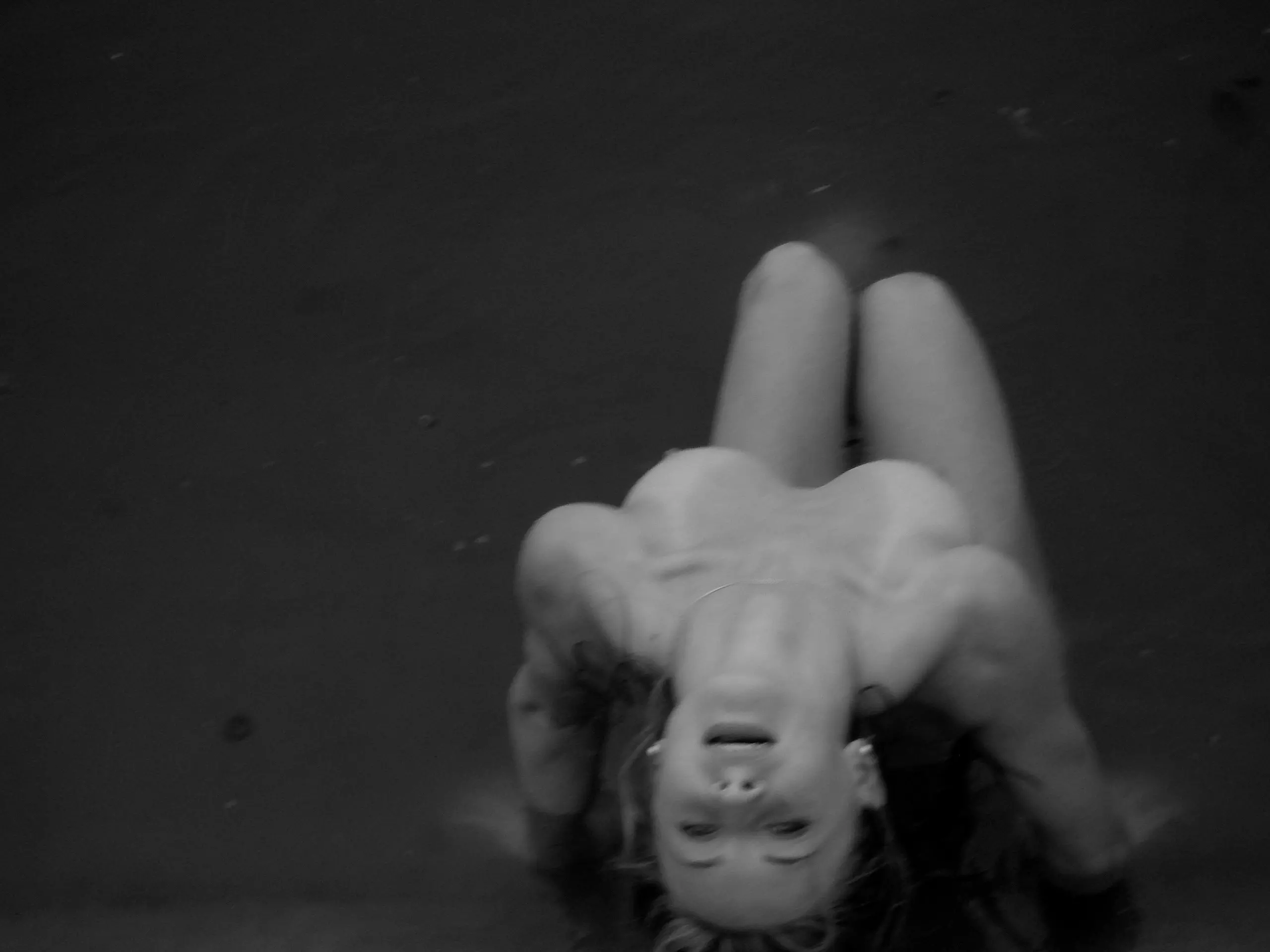 Amateur Teases by Showing Her Tits: Explicit and Seductive Photos