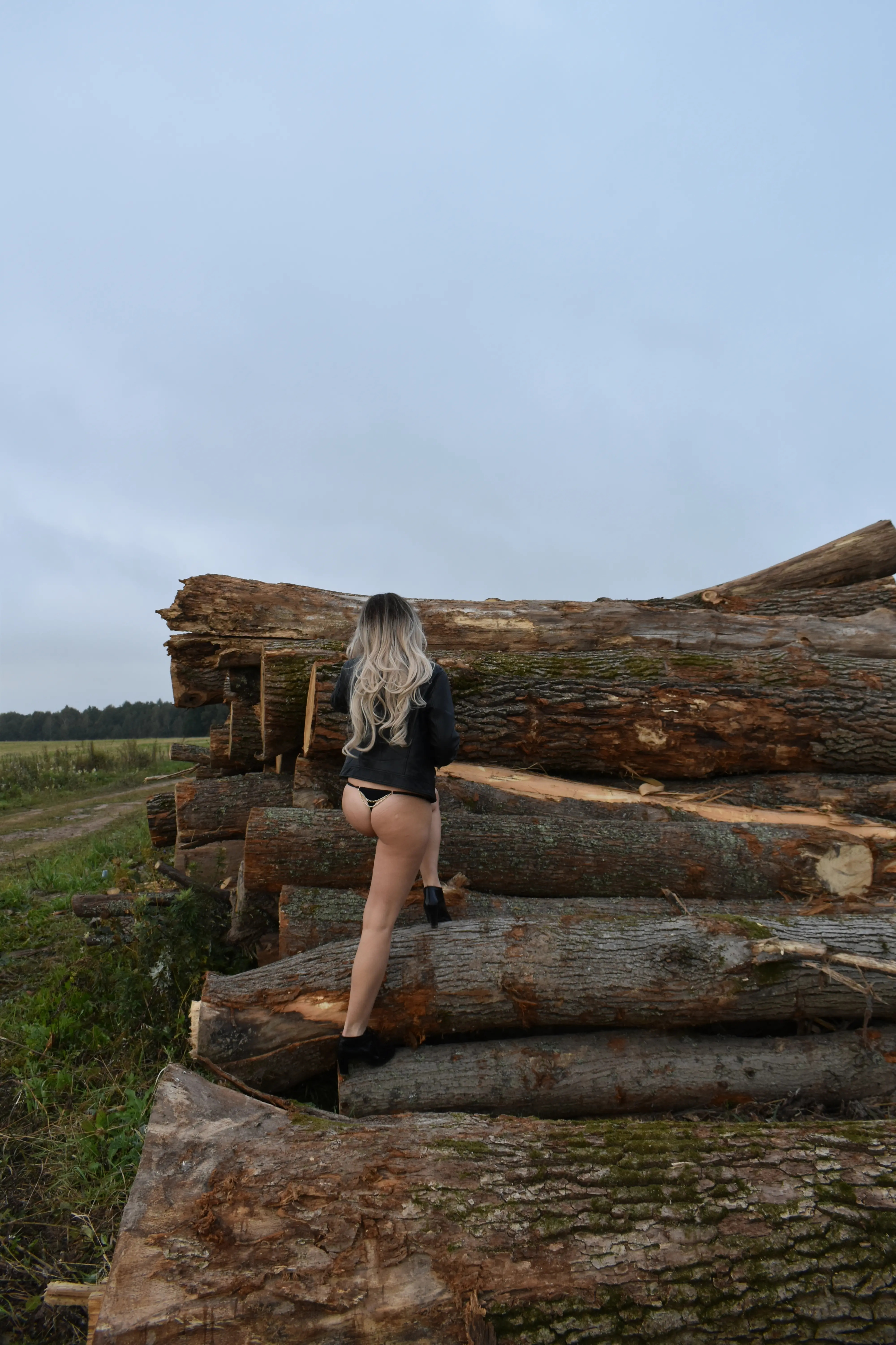 Sexy Girl Straddling Log: Explicit Amateur Photo