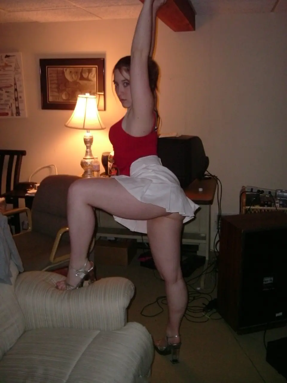 Amateur Girlfriend Gives Blowjob in Explicit Photo Shoot