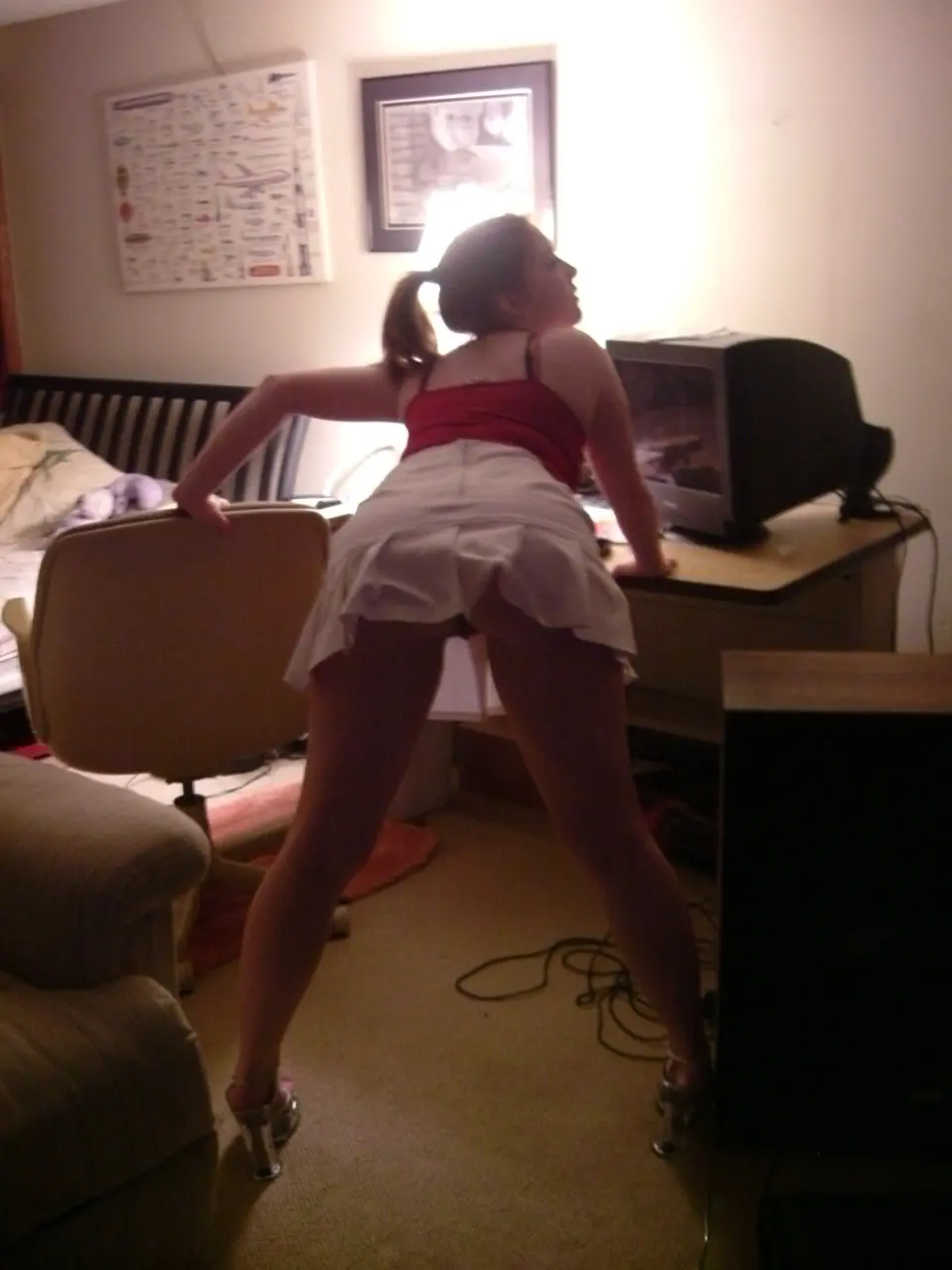 Amateur Girlfriend Gives Blowjob in Explicit Photo Shoot