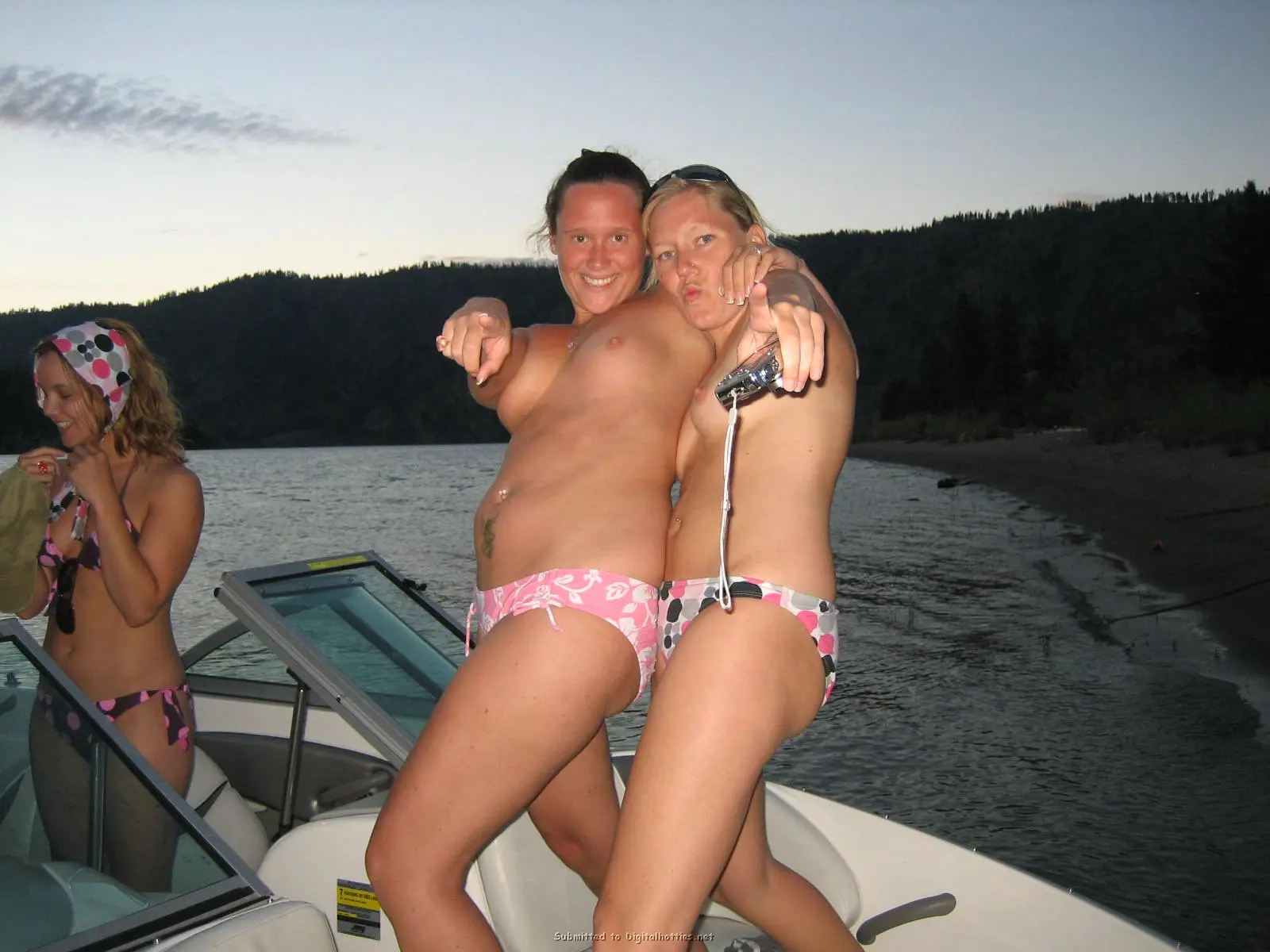 Voluptuous Amateur Girlfriend with Curvy Body: Explicit Photo Shoot