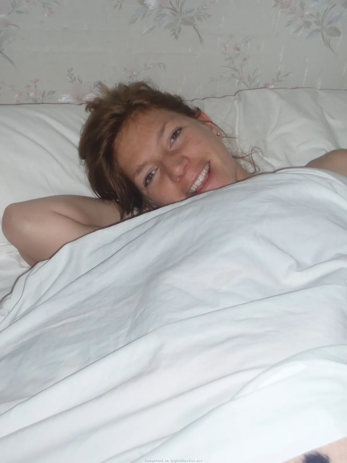 Amateur Porn Pics: Hairy Pussy Slut Exposed in Explicit Photos