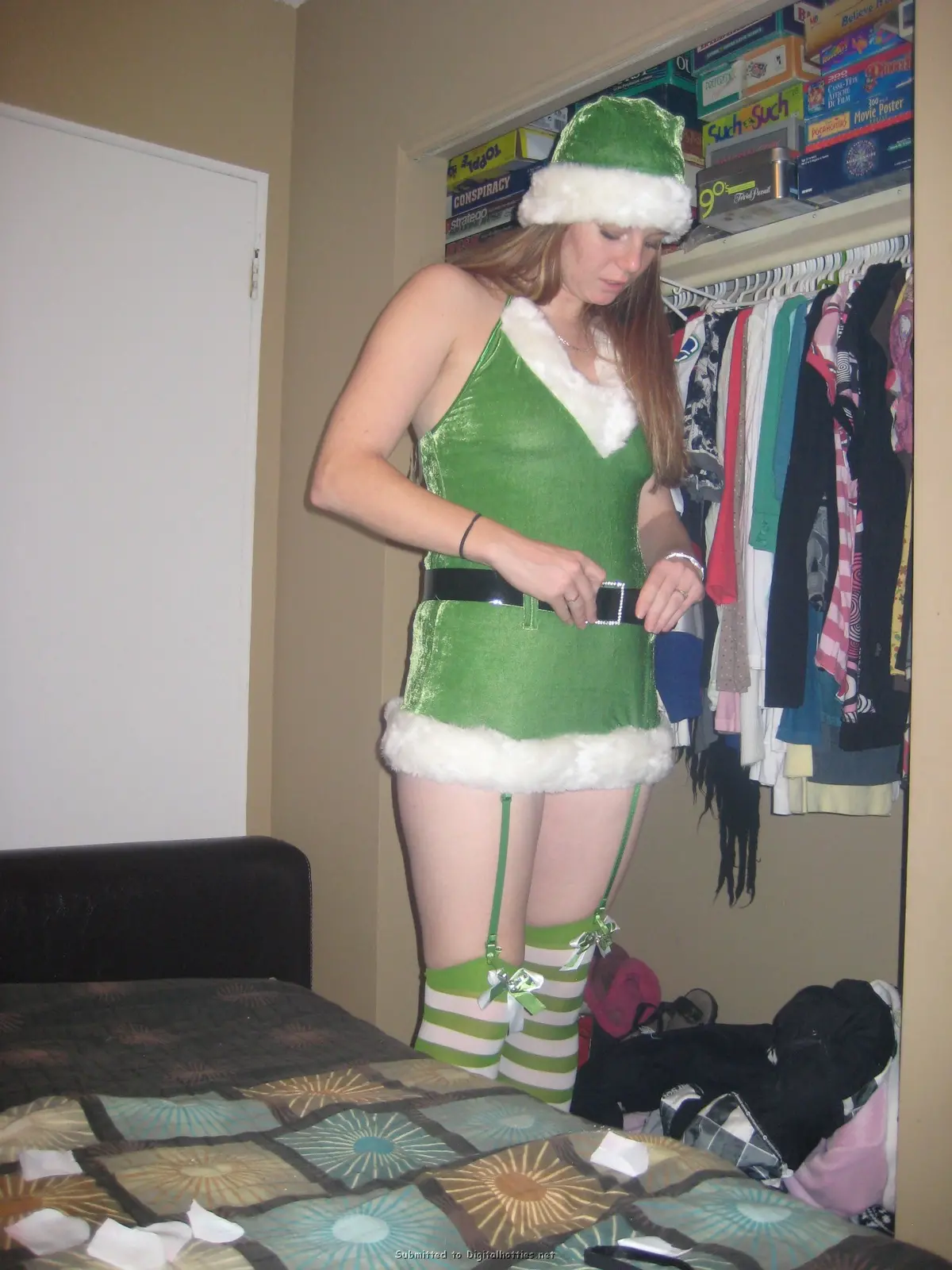 Sexy Babe Shows Off Blowjob Skills in Amateur Porn Pics