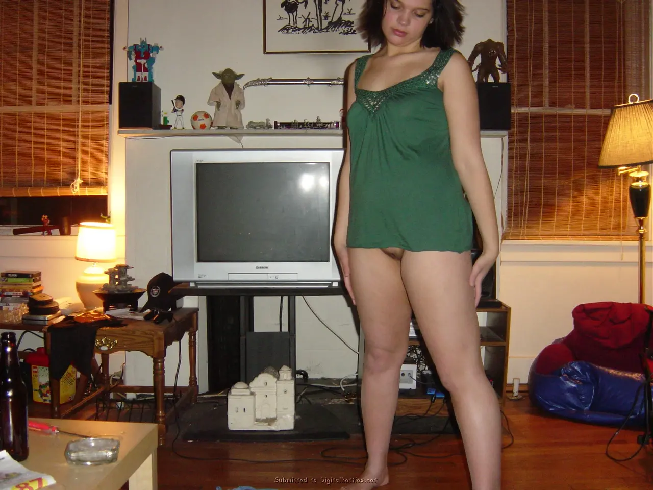 Curvy babe posing naked and fucking with guy - Amateur porn photo