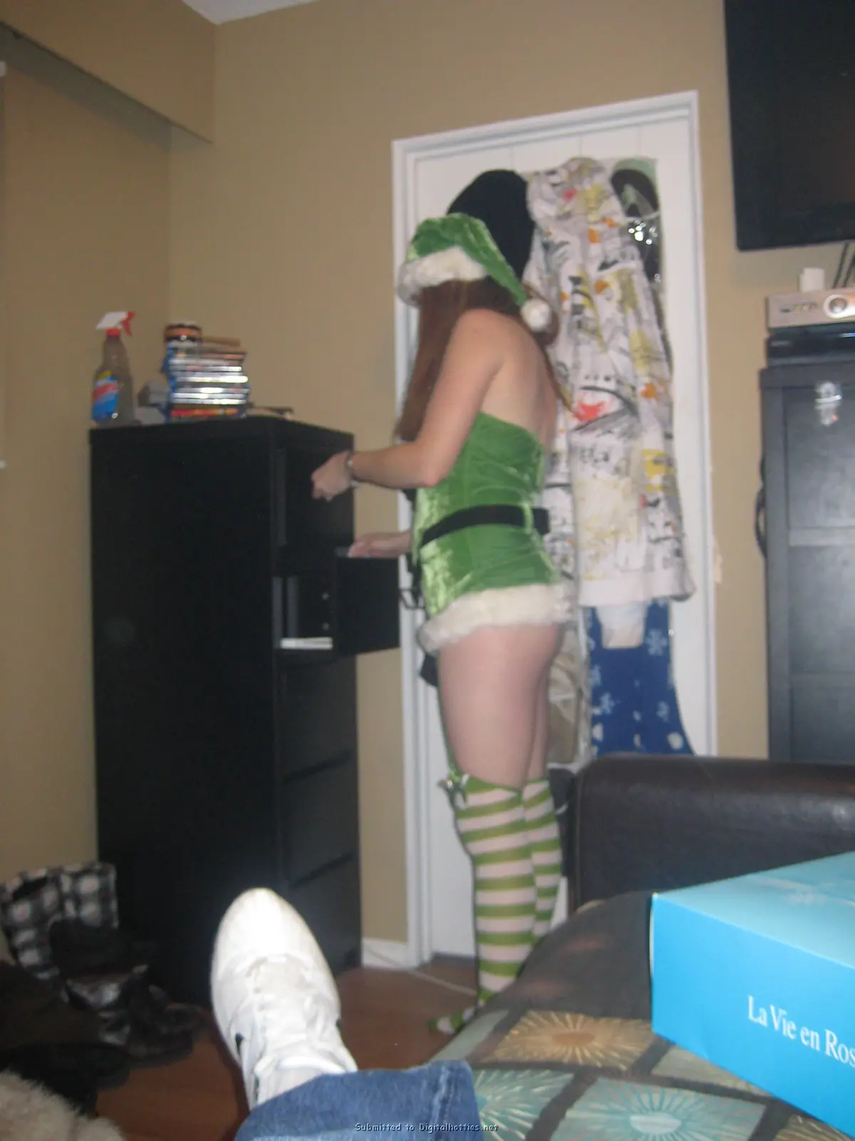 Sexy Babe Shows Off Blowjob Skills in Amateur Porn Pics