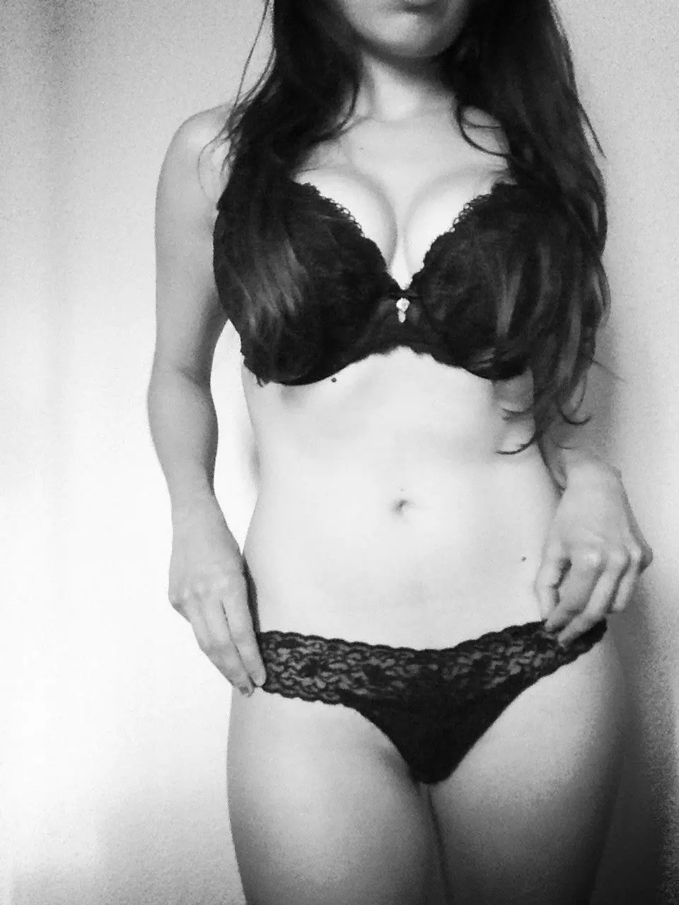 Seductive topless busty girl posing for amateur photo shoot