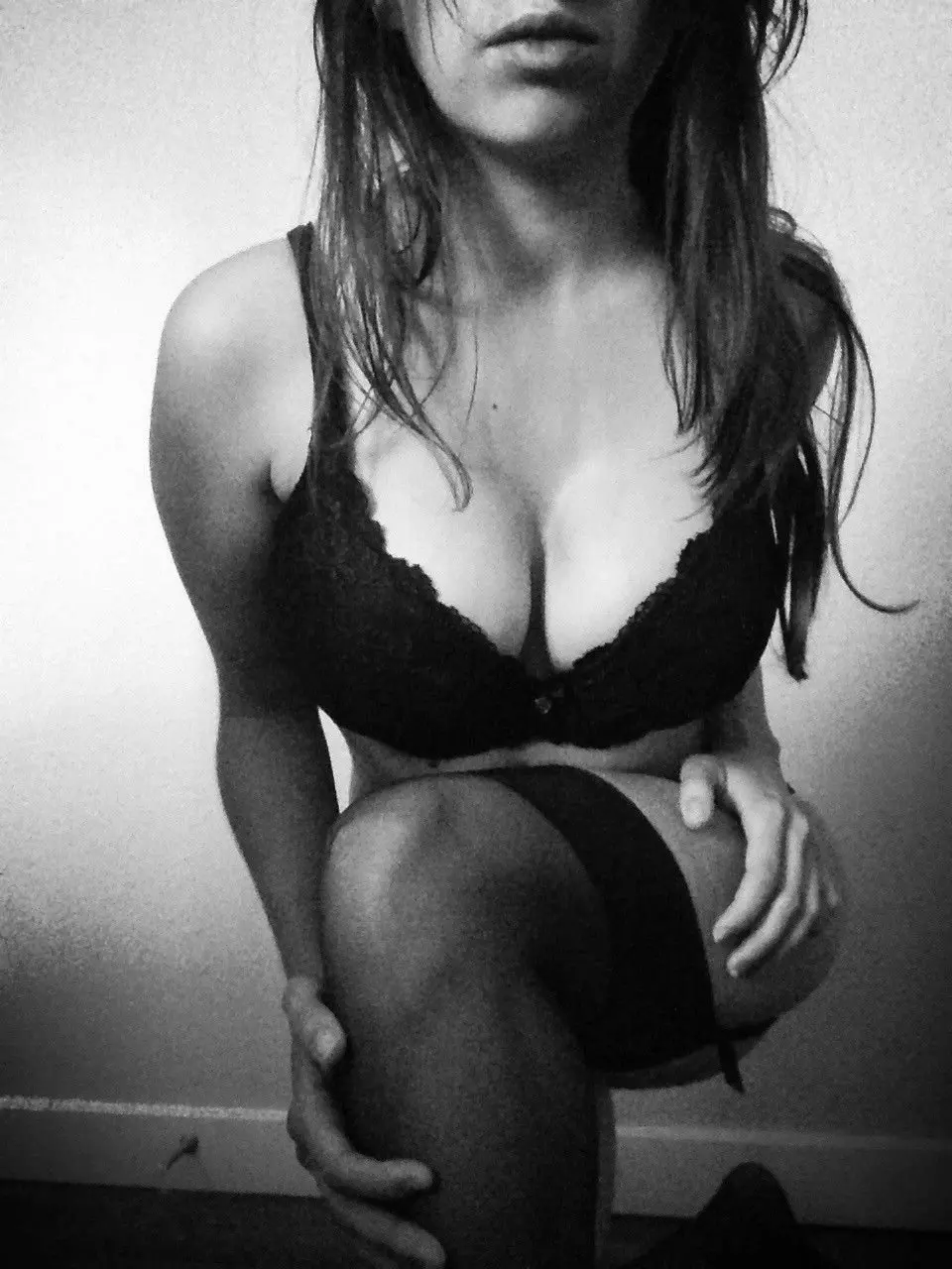 Seductive topless busty girl posing for amateur photo shoot