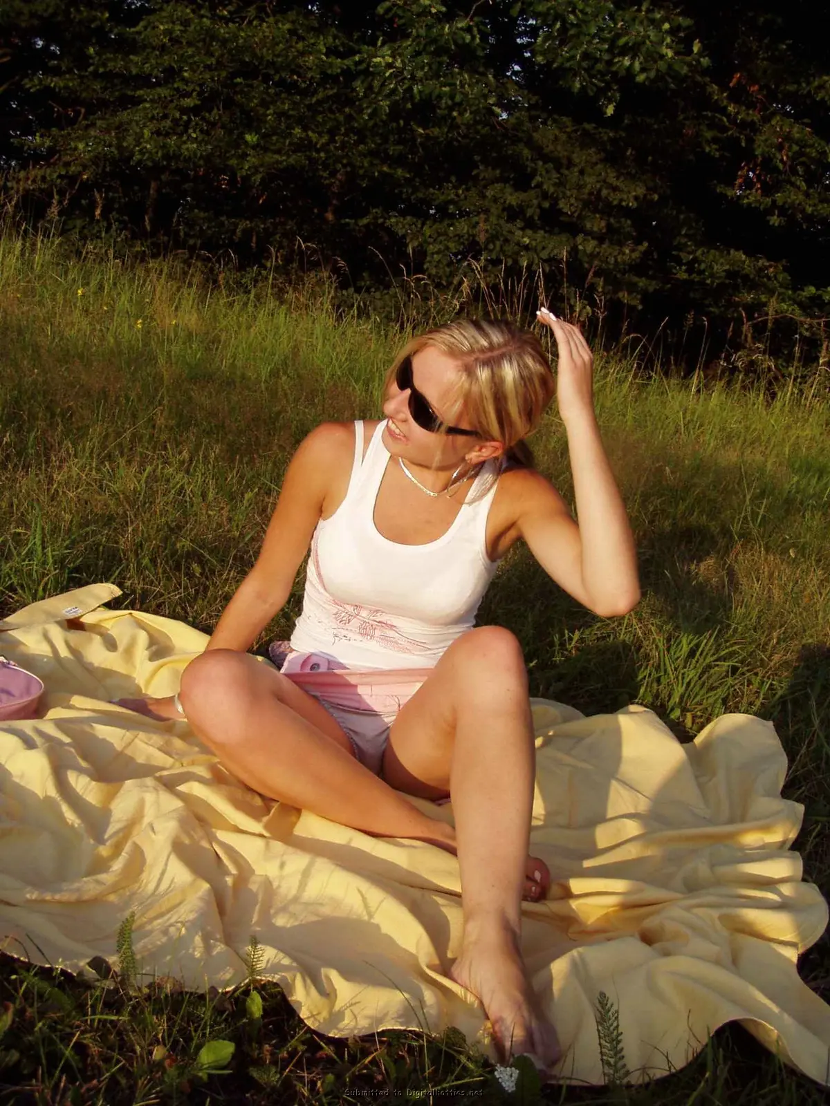 Shy Girl Gives Blowjob to Guy - Amateur Porn Photo Explicit Scene