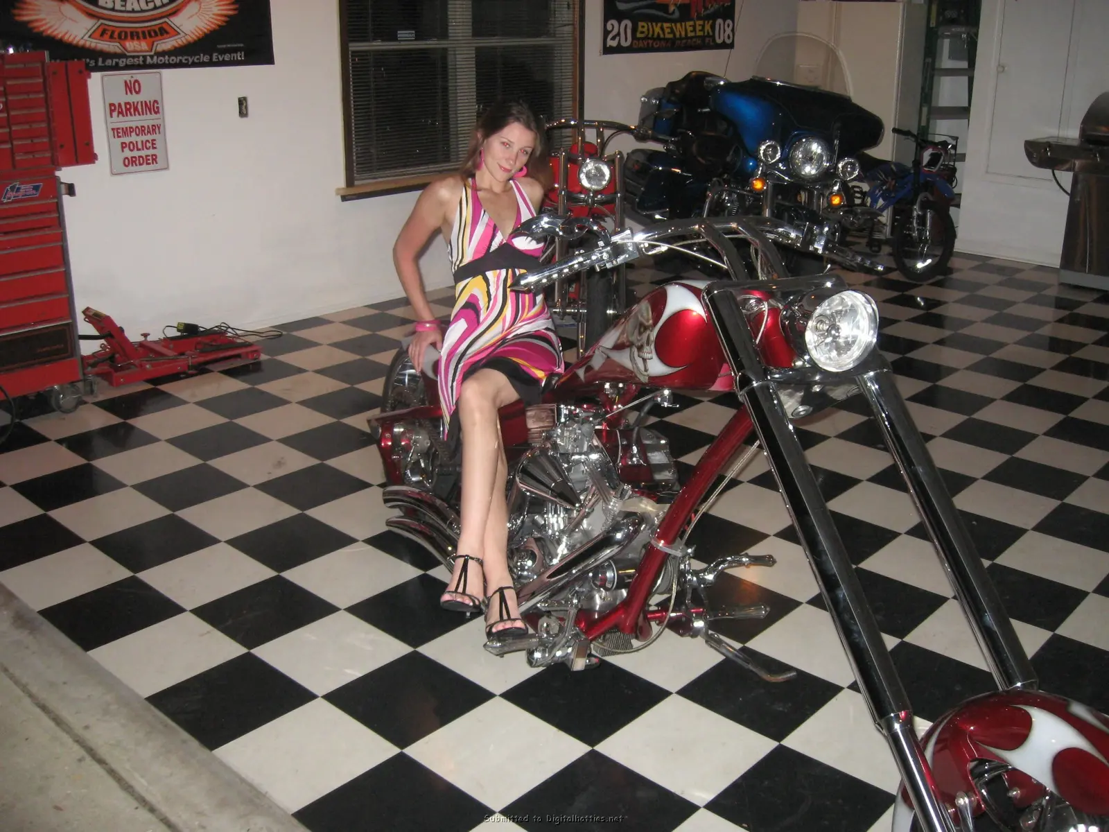 Young MILF gets pussy licked and fucked in amateur porn.