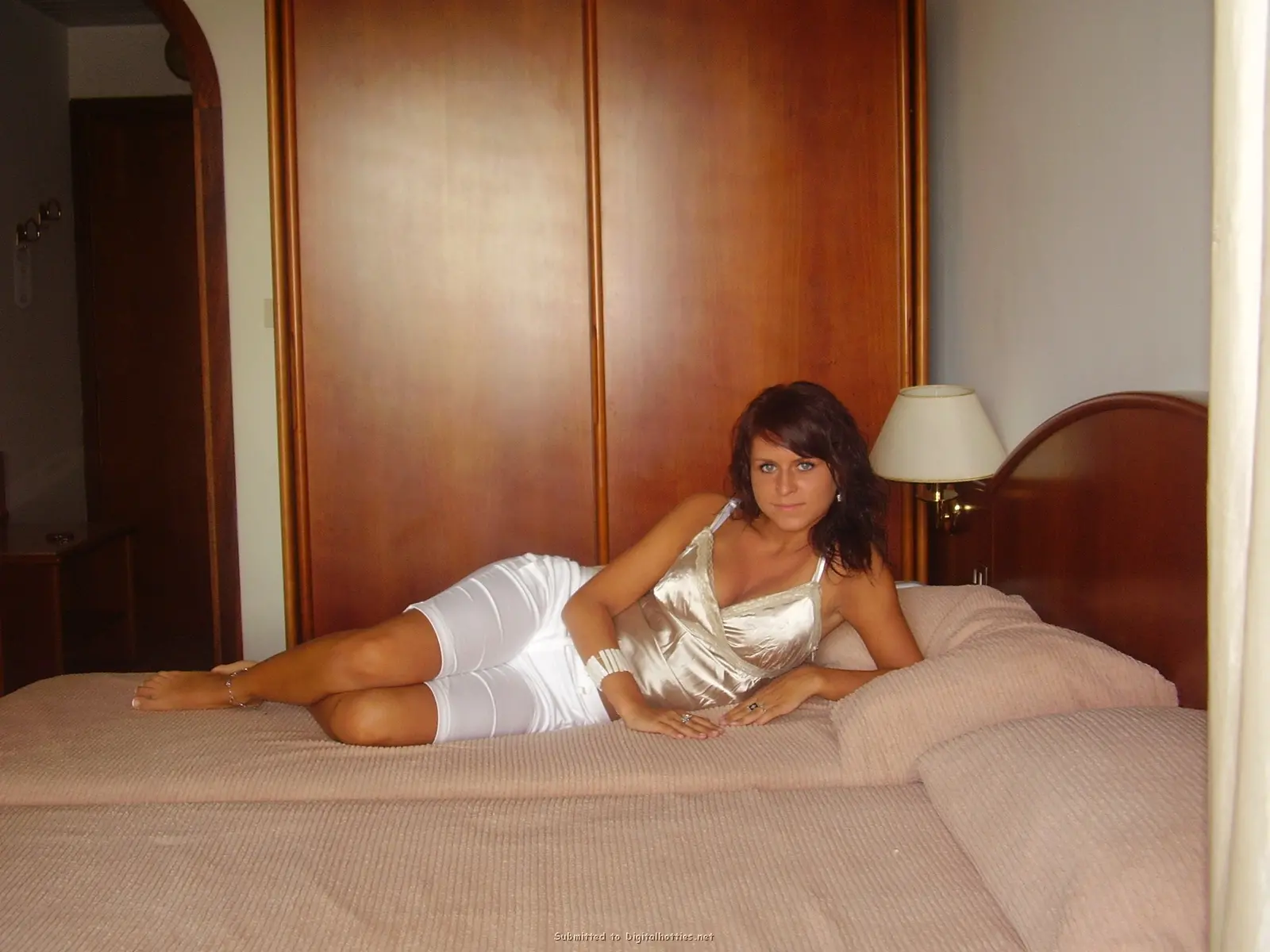 Sexy Babe Gives Blowjob to Guy: Amateur Porn Photo