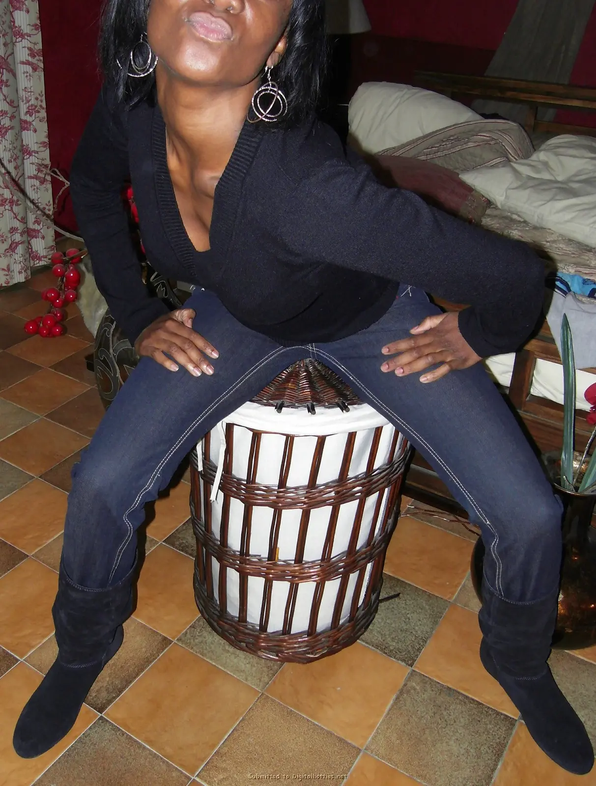 Interracial Amateur Porn: Ebony Slut Fucks White Guy