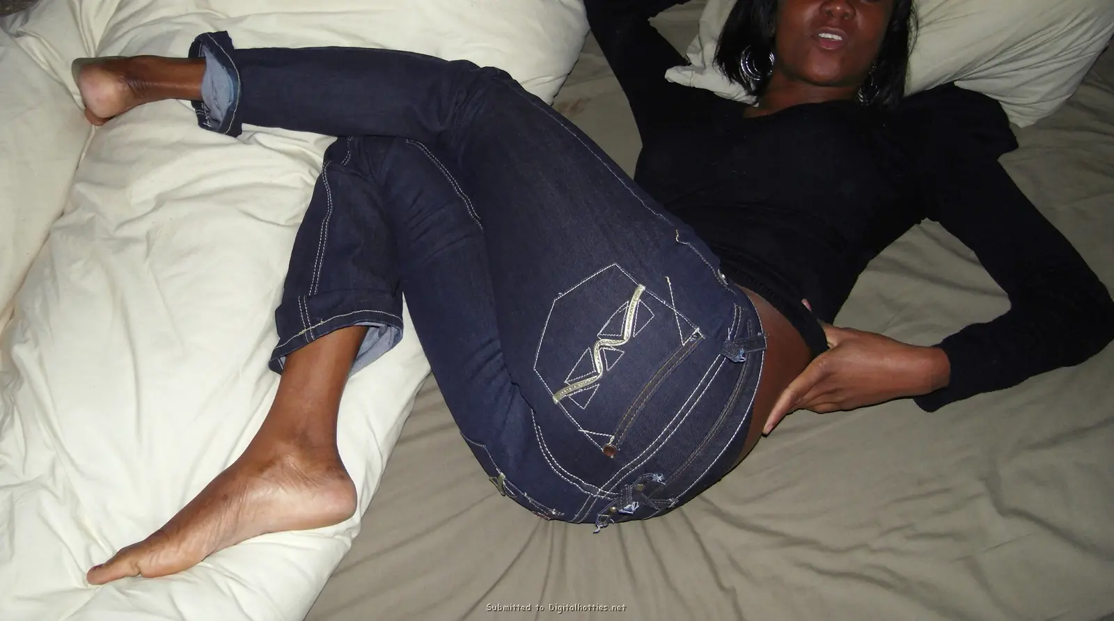 Interracial Amateur Porn: Ebony Slut Fucks White Guy