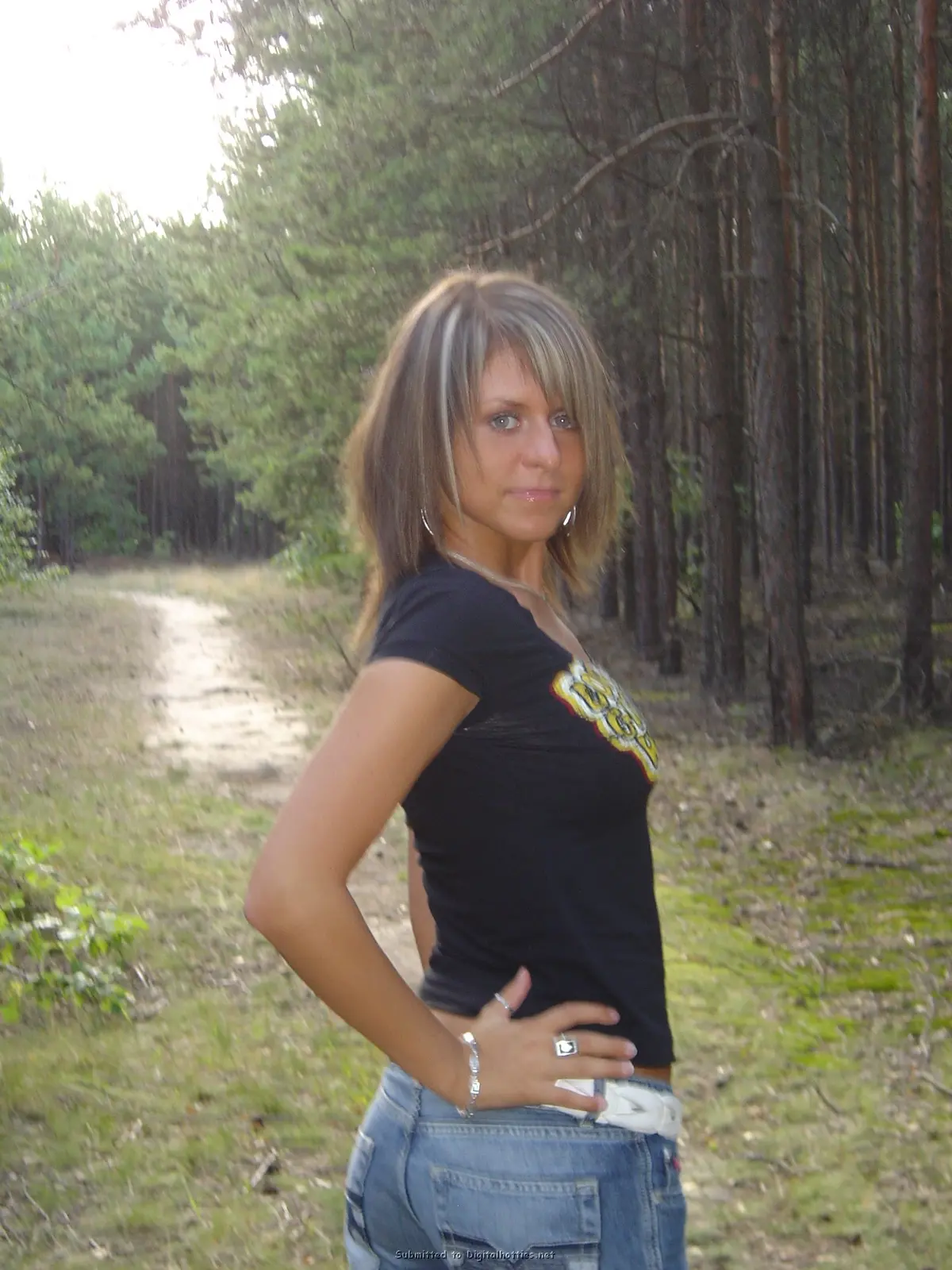 Sexy Babe Gives Blowjob to Guy: Amateur Porn Photo