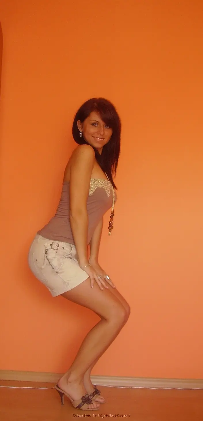 Sexy Babe Gives Blowjob to Guy: Amateur Porn Photo