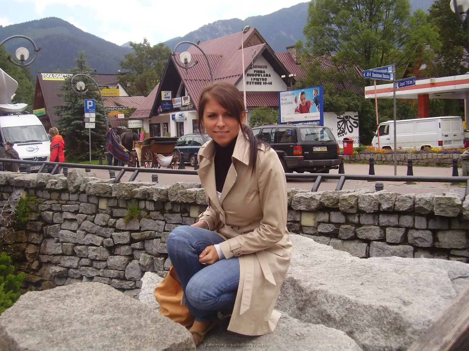 Sexy Babe Gives Blowjob to Guy: Amateur Porn Photo