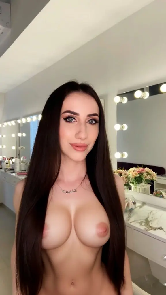 Sexy Crimean Slut Shows Off Her Stunning Body - Amateur Photo