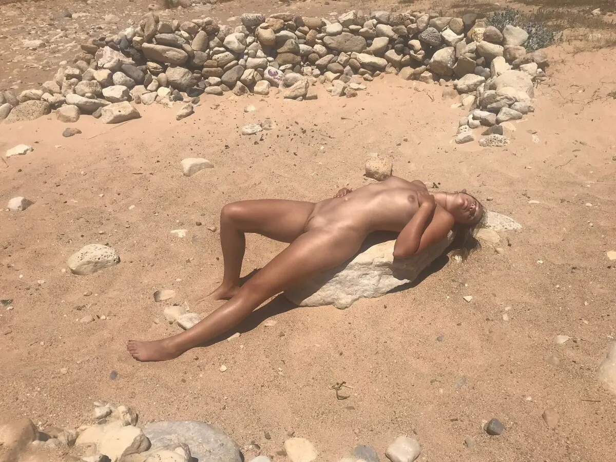 Curvy slut gets down and dirty in amateur sex photos