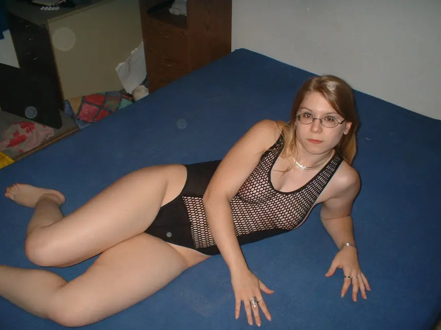 Explicit Young Girl Poses Nude in Amateur Photo Shoot