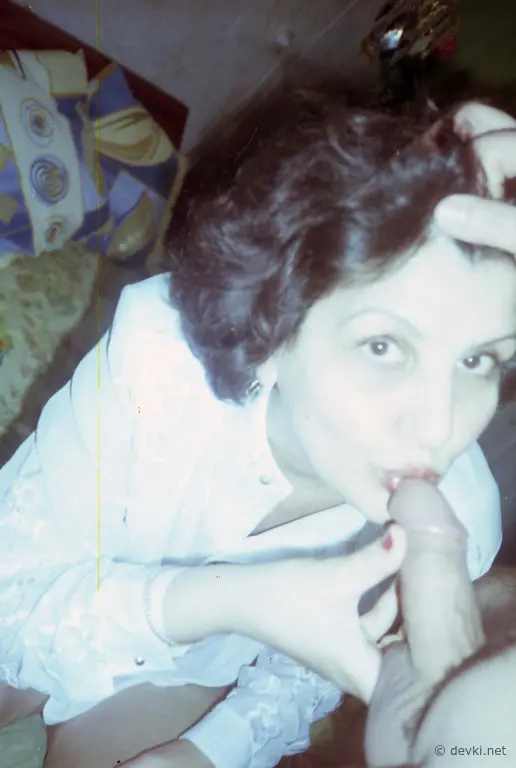 Hot babe deepthroats big thick cock in amateur porn pic