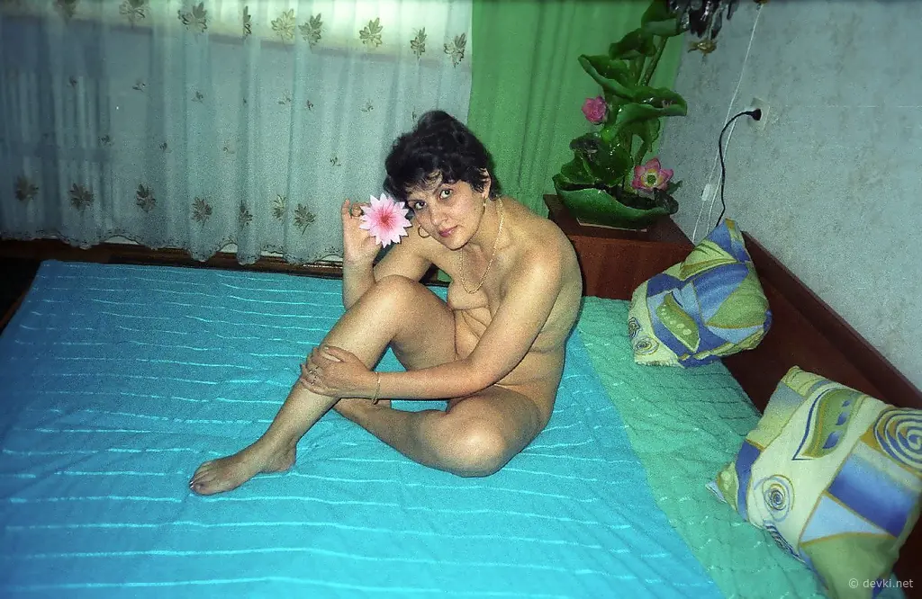 Mature Woman's Blue Photoshoot: Stunning Body and Tidy Pussy!
