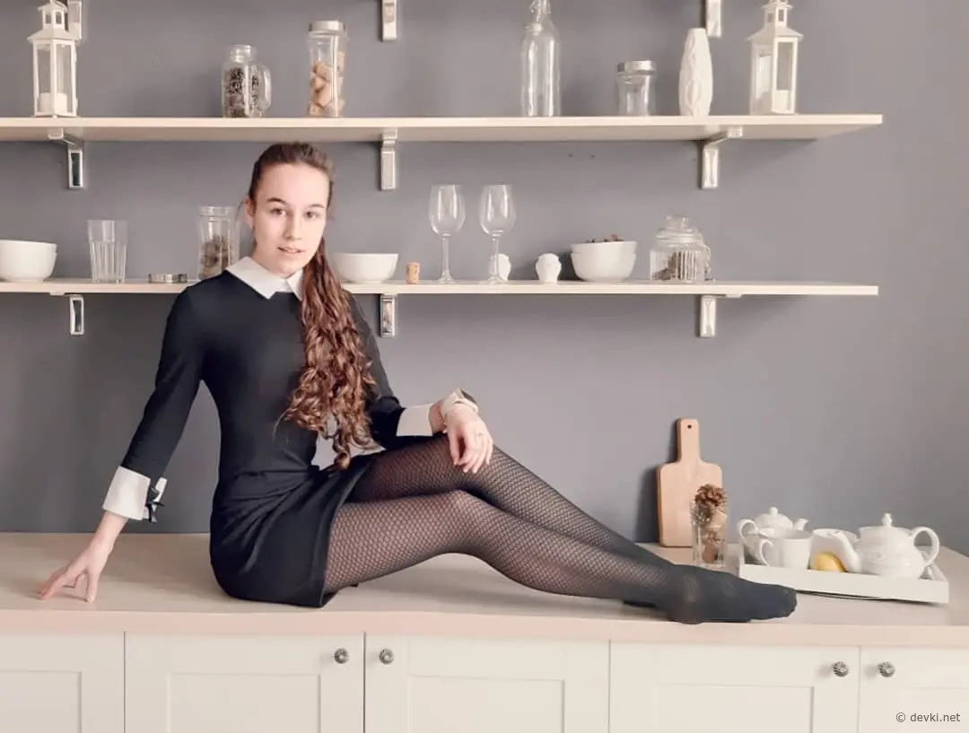 Hot Young Nadya Forgets Modesty in Amateur Porn Pics - Explicit Teen Content