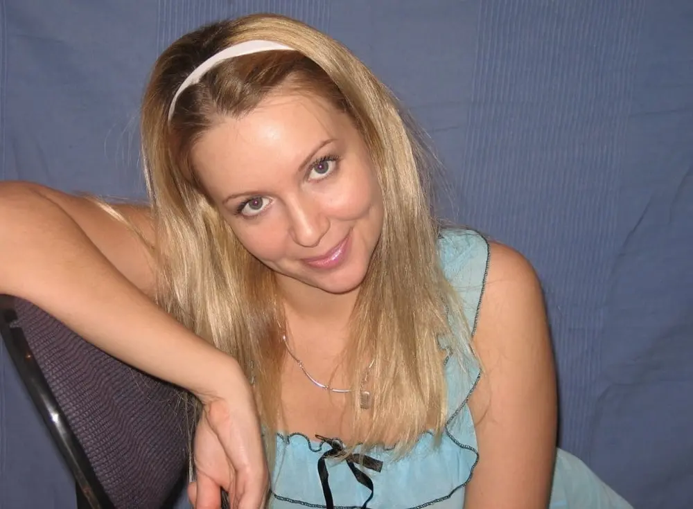 Cute Slut Sucks and Fucks Thick Cock in Amateur Porn Photo