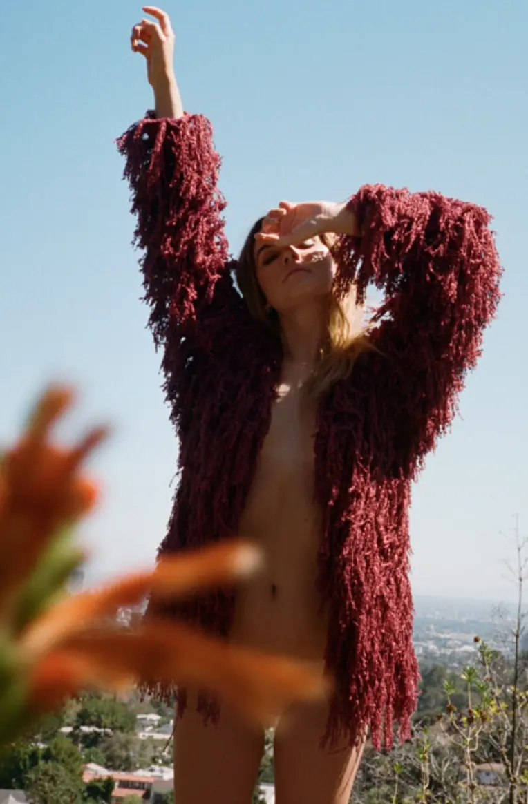 Hot Blowjob Babe Naked on Vacation: Amateur Porn Photo