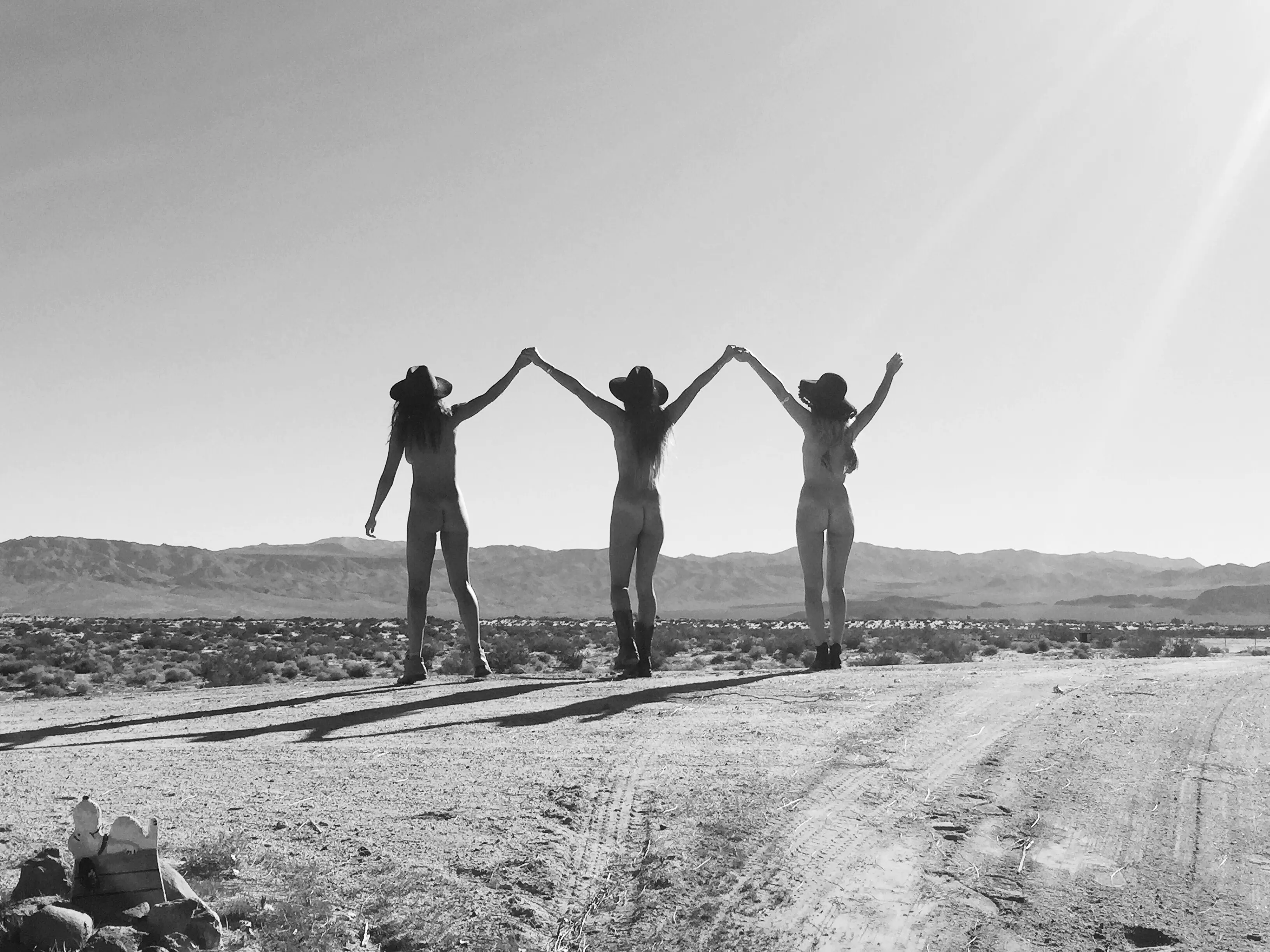 Hot Blowjob Babe Naked on Vacation: Amateur Porn Photo